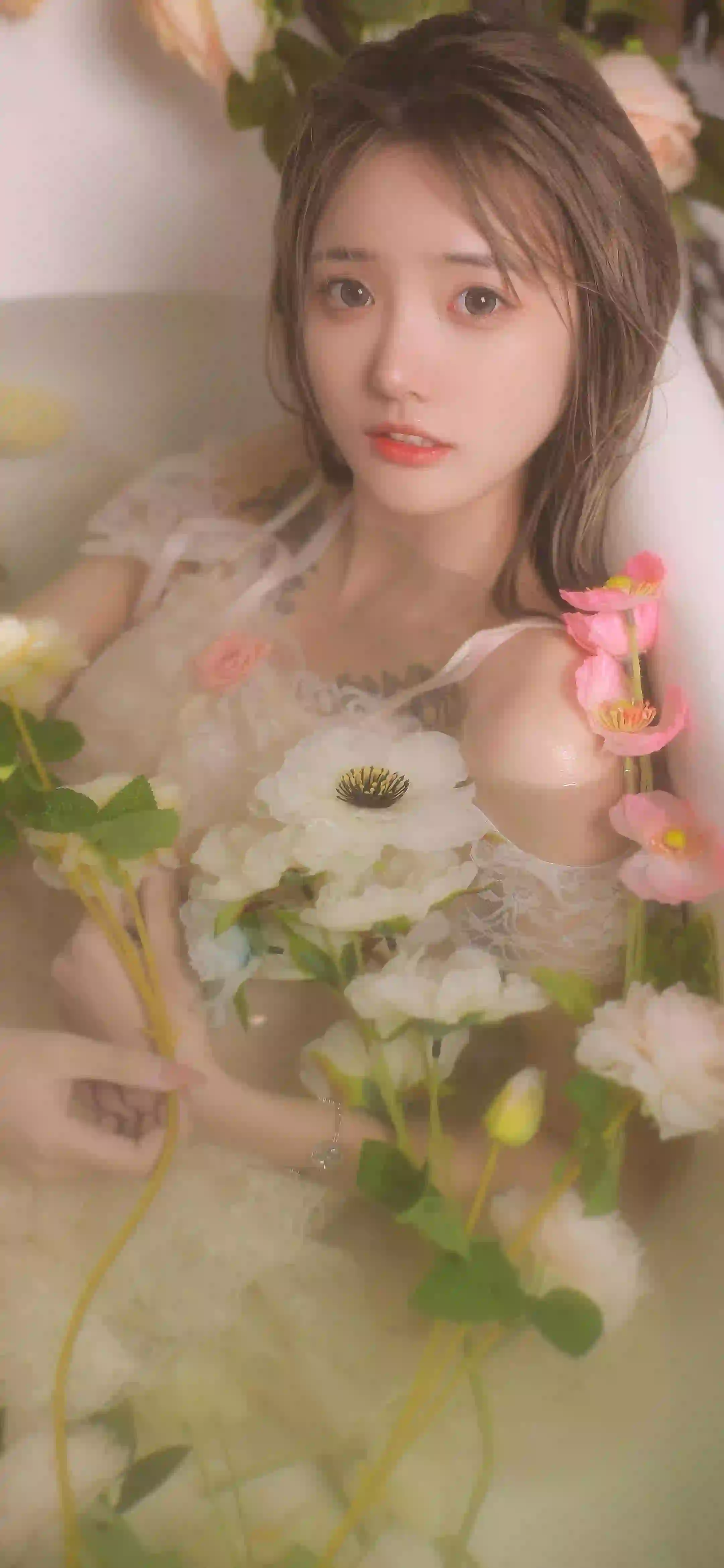 浴缸中的长发性感美女 花