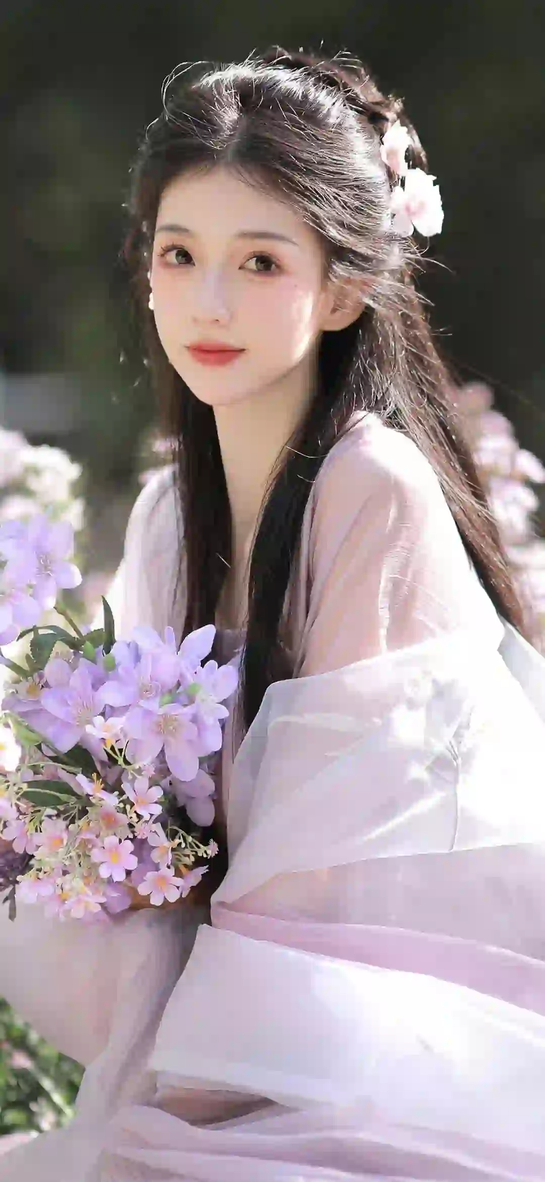 抱着鲜花的长发女孩 古风美女 汉服美女
