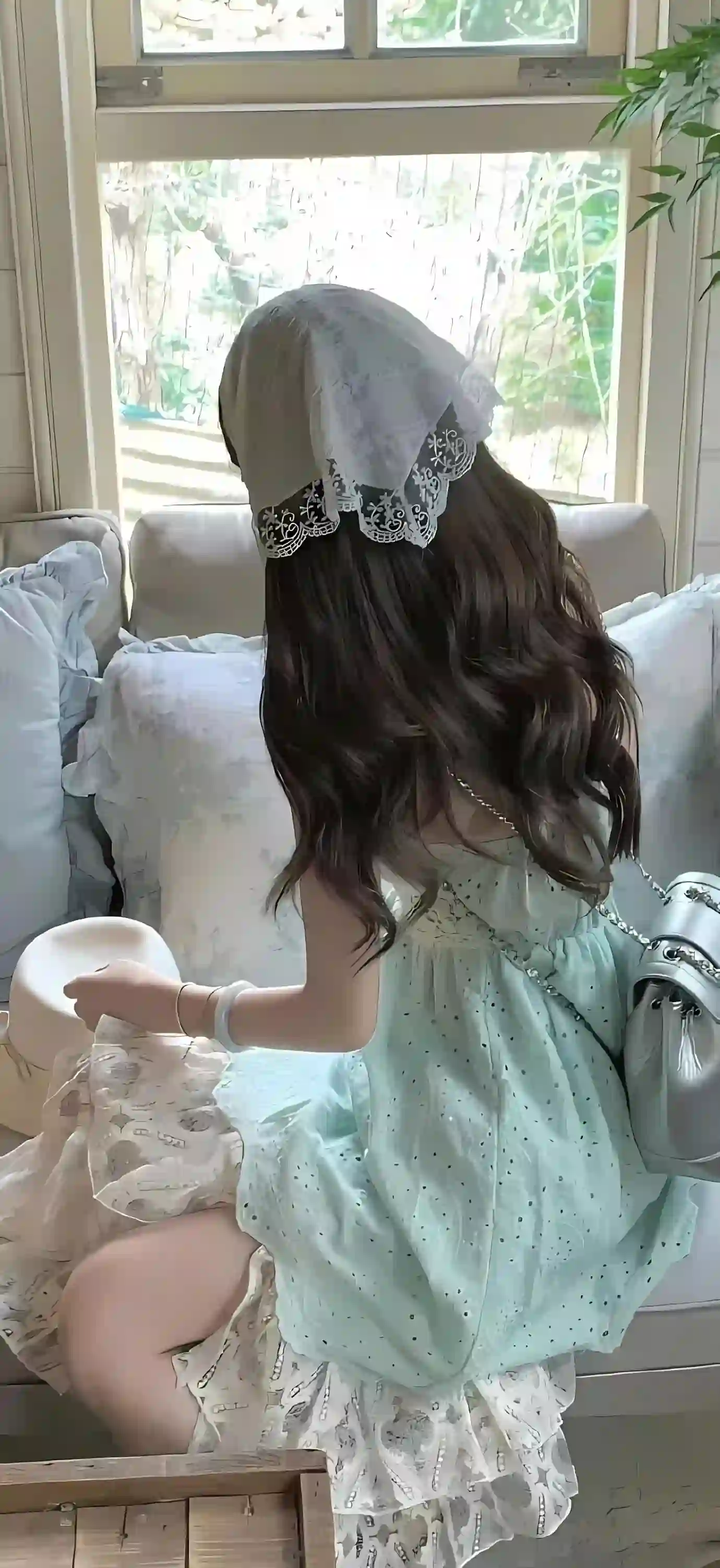 窗边 少女 蕾丝头纱 浅绿连衣裙 背影 阳光 清新