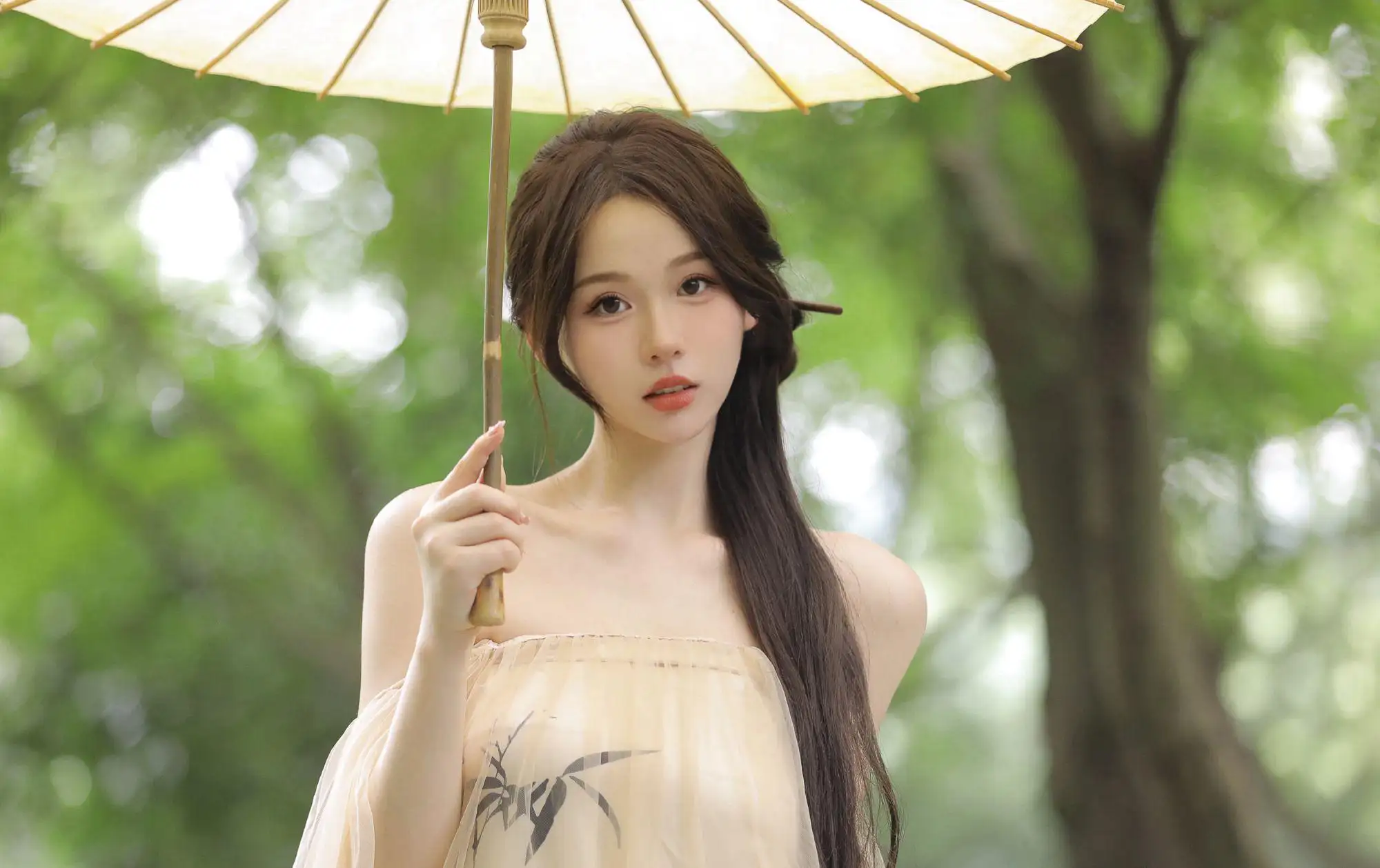 拿着伞的长发古风美女 户外写真 古风 汉服 美女