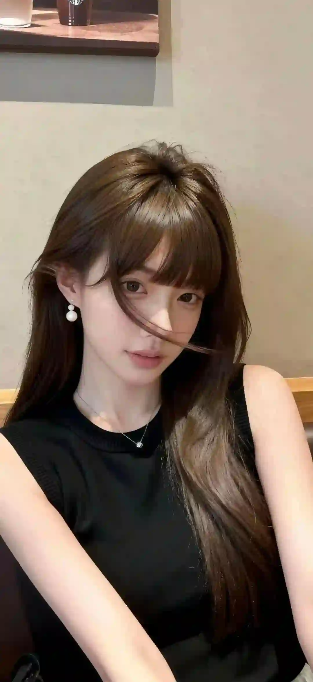 棕色长发少女咖啡厅温柔人像写真气质美女