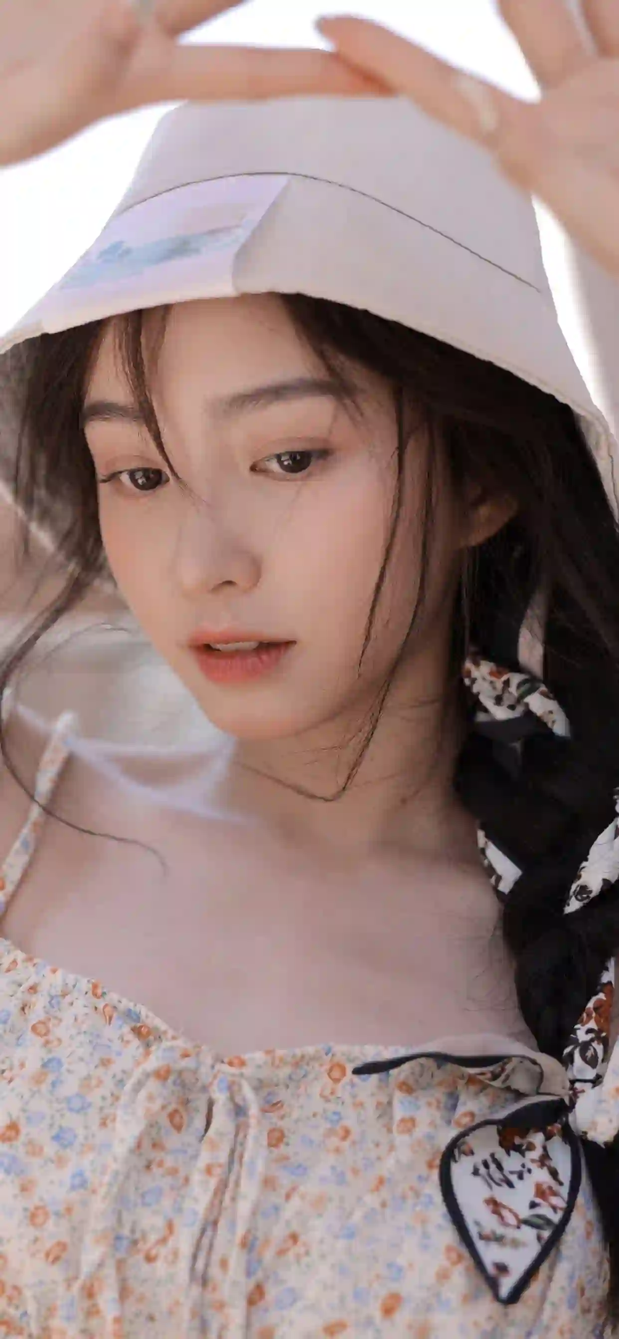 戴帽子的长发美女 碎花裙