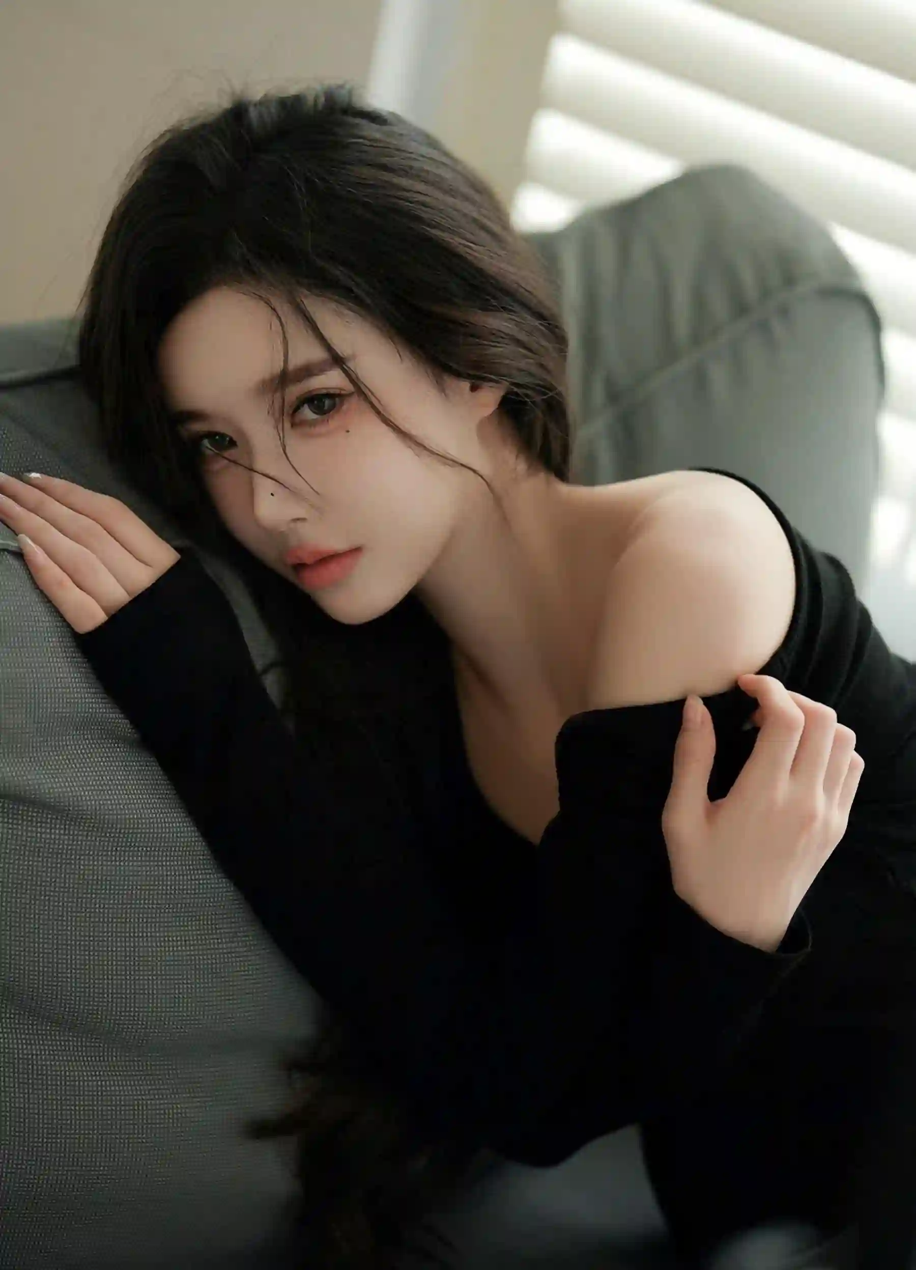 长发美女 黑色衣服 慵懒 沙发上的长发慵懒美女