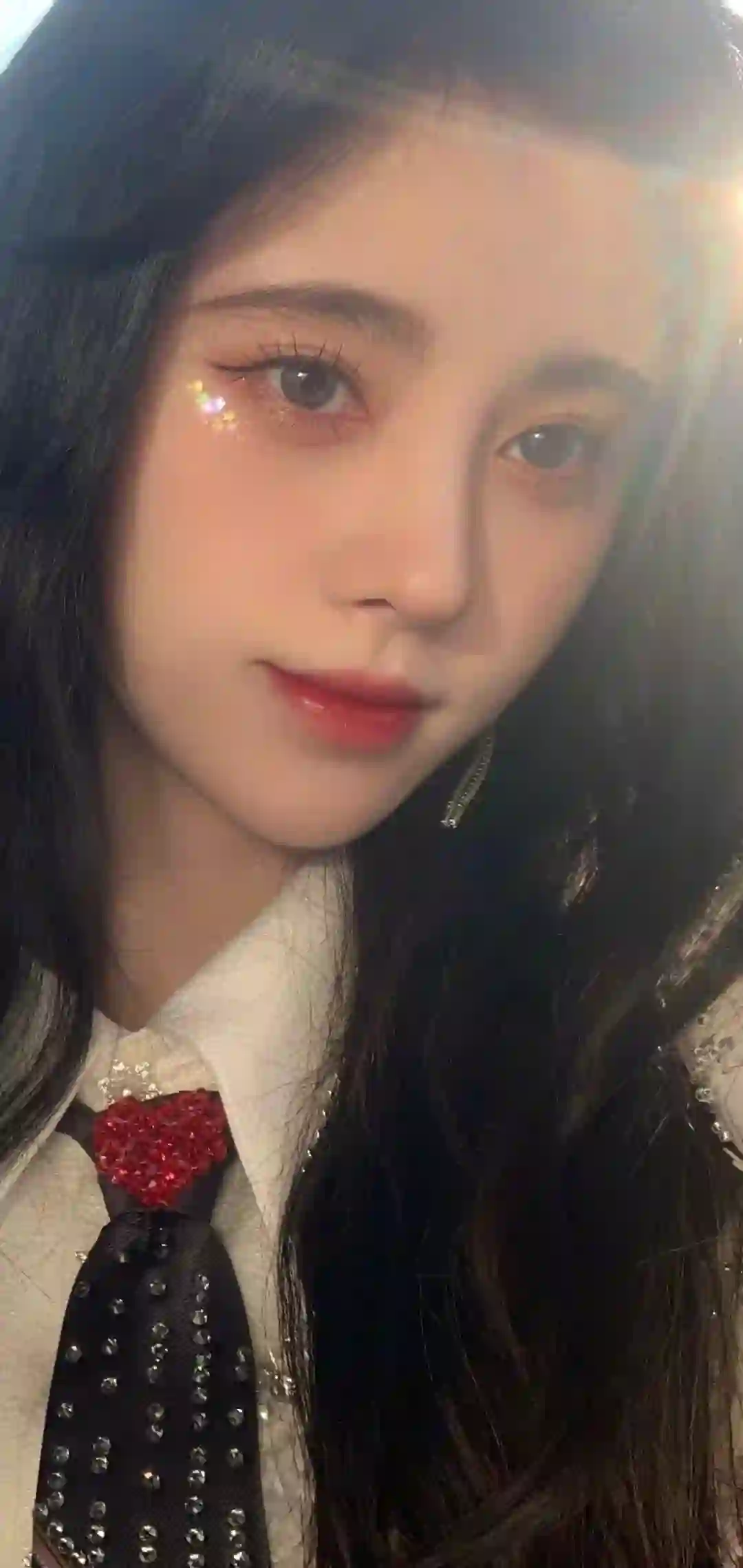 美女 闪片妆容 自拍 黑色长发 水晶领带 心形胸针 鞠婧祎