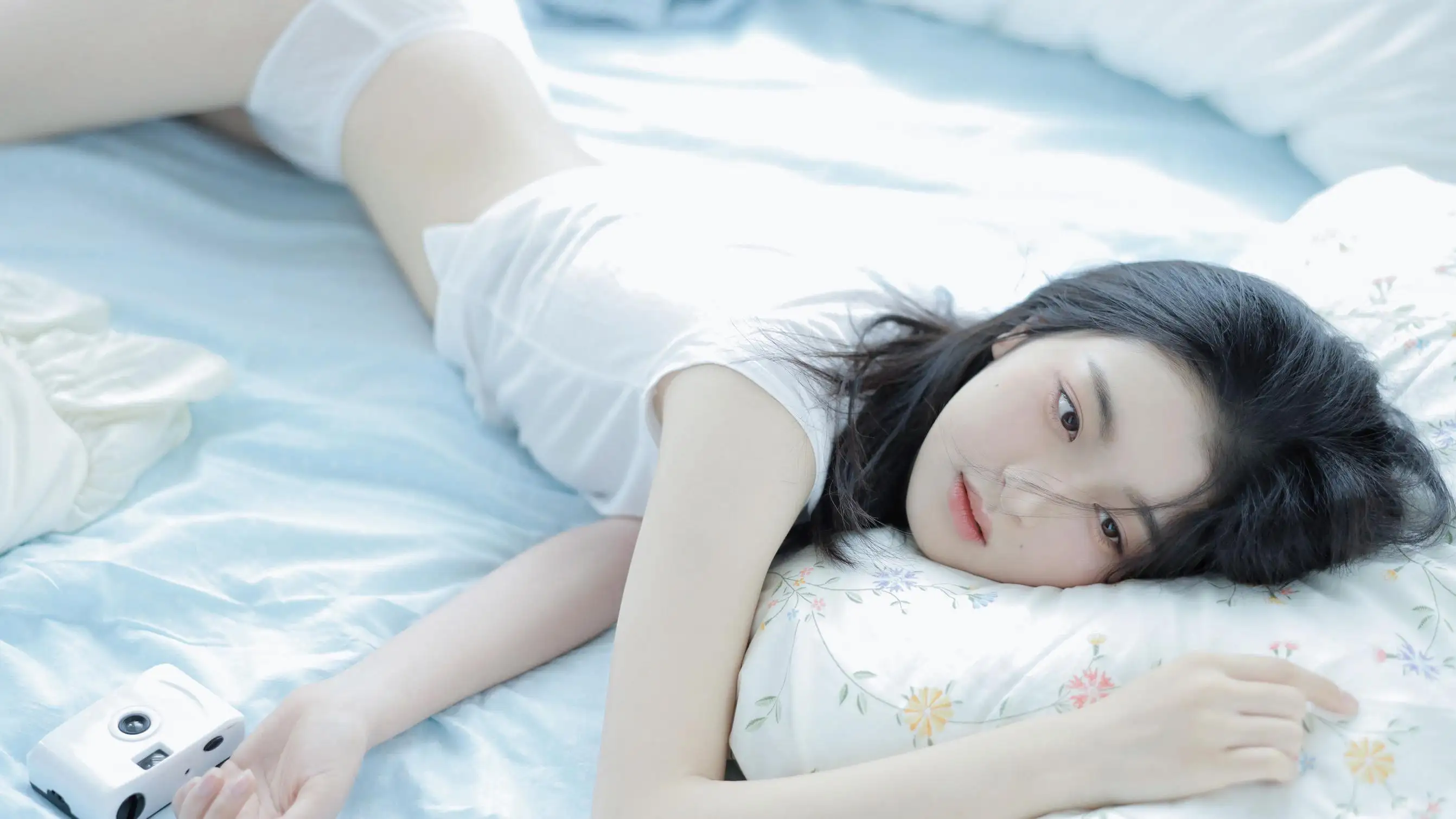 邻家少女，趴在枕头上的白衣内衣美少女私房写真壁纸