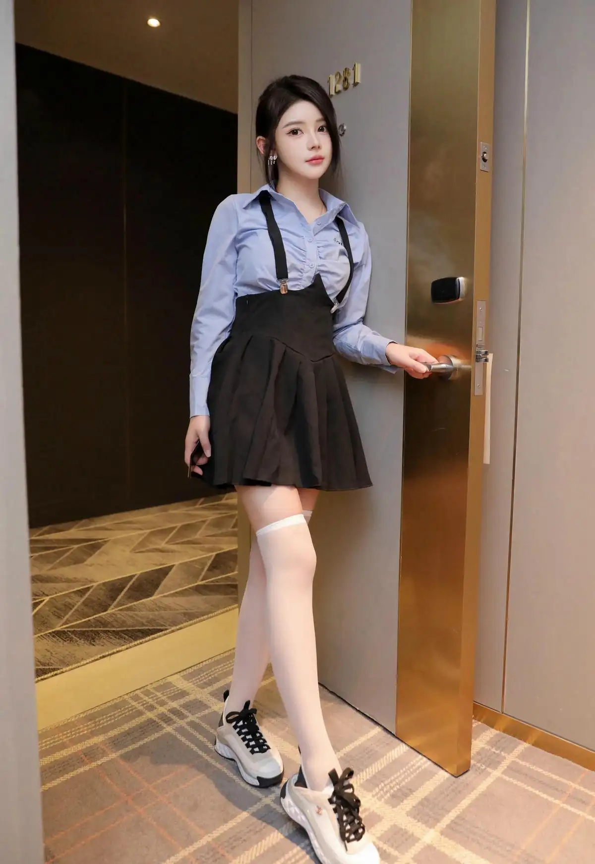 制服｜白色丝袜｜蓝衣黑裙美女