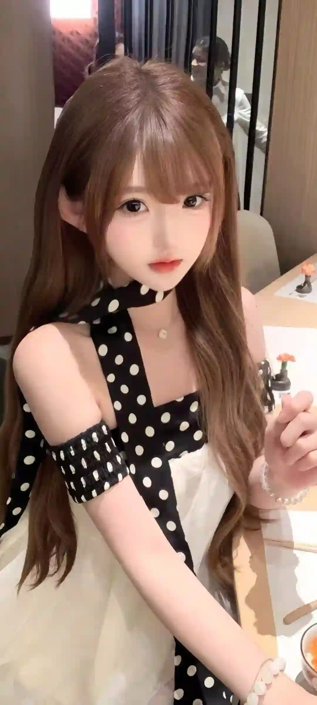棕色长发 波点裙 餐厅 少女 甜美 AI壁纸