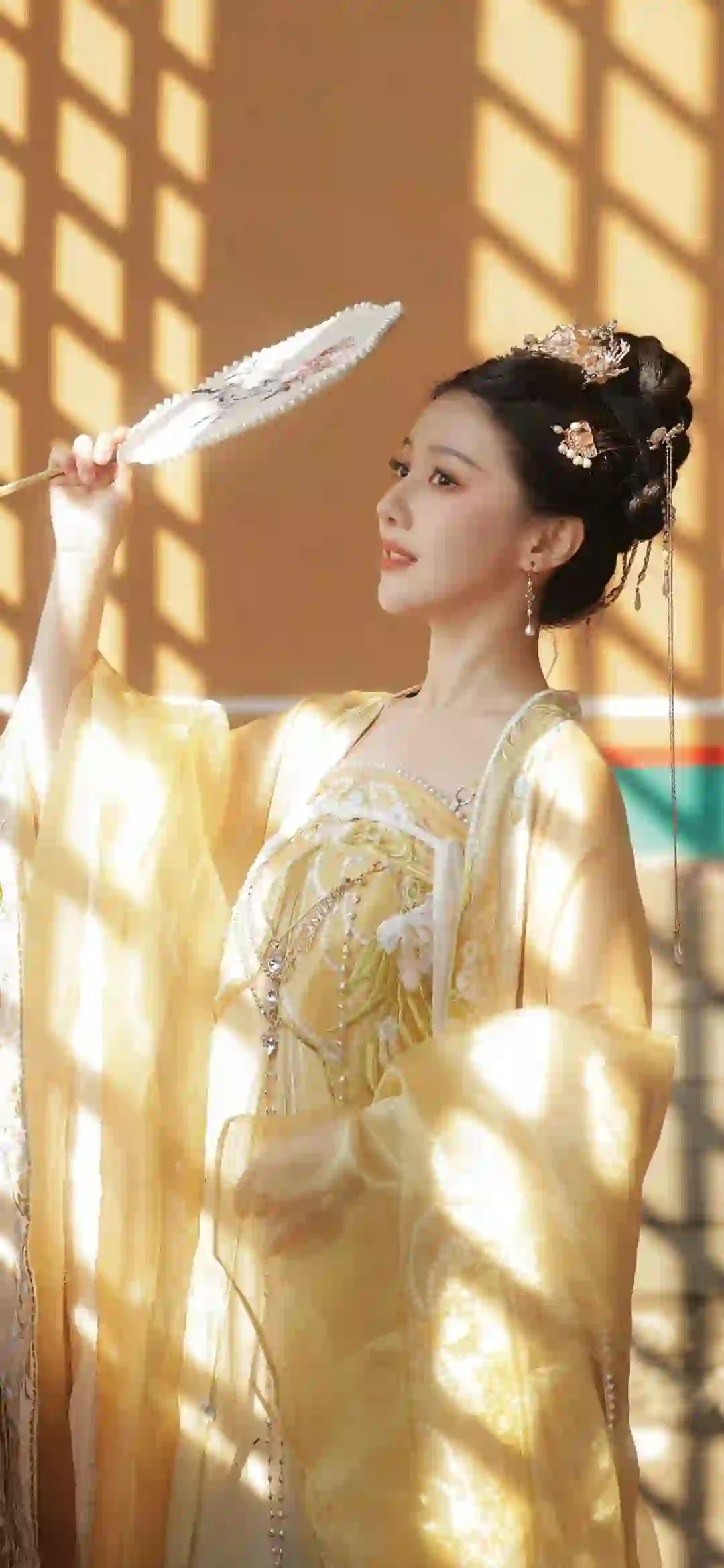 王鹤润 拿着扇子的古风女孩 阳光透过窗户