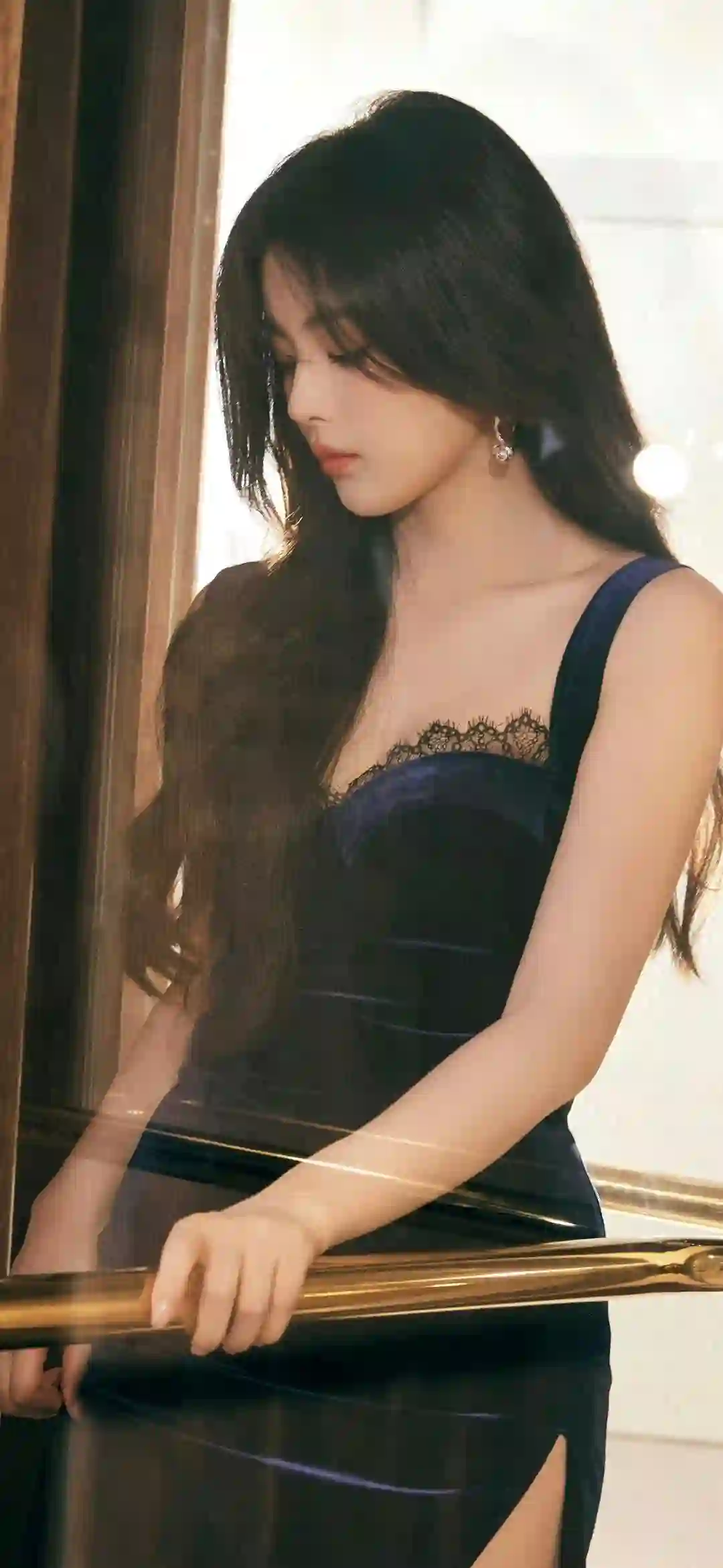 杨超越 美女明星壁纸 黑色裙子