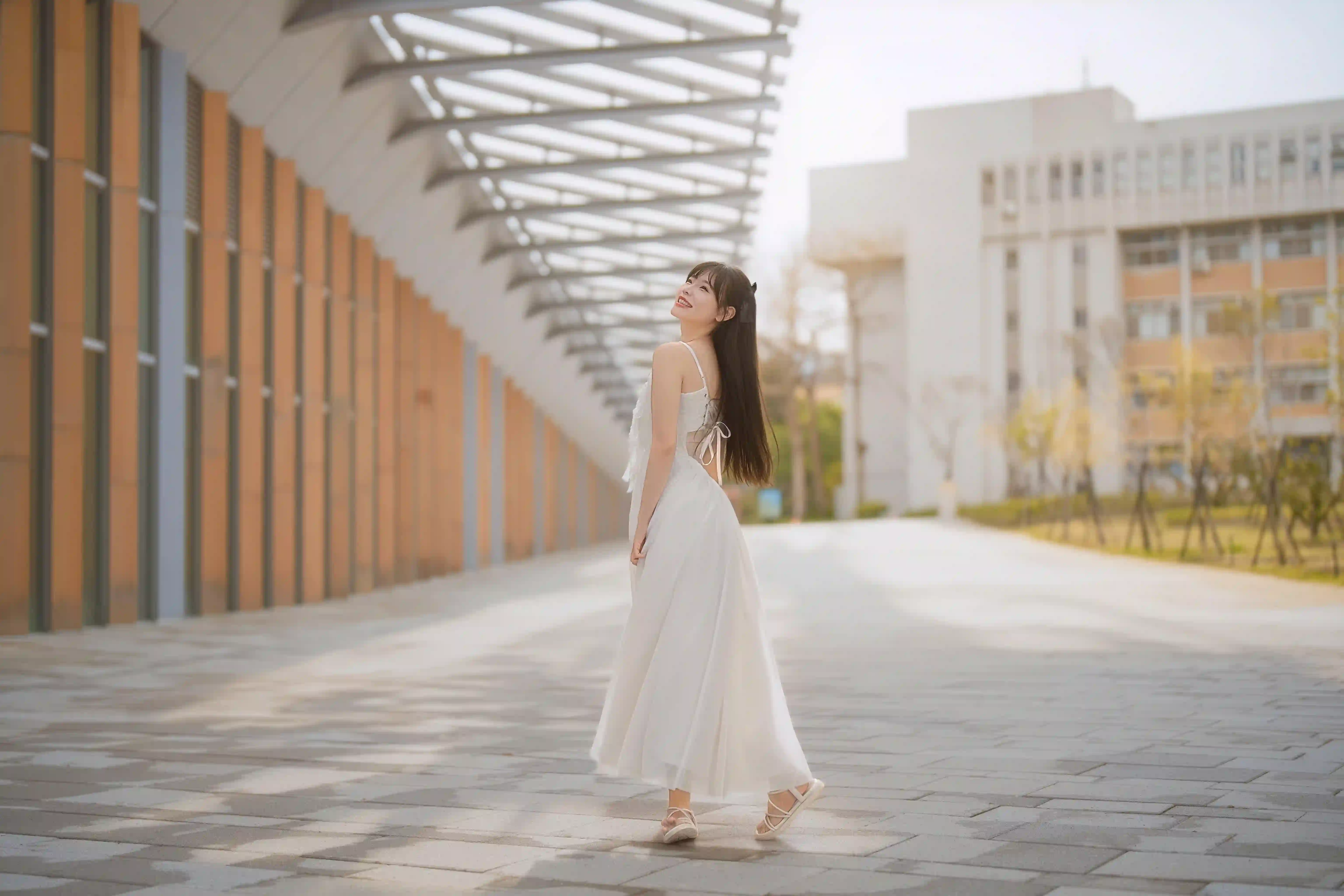美女 户外 白色长裙长发