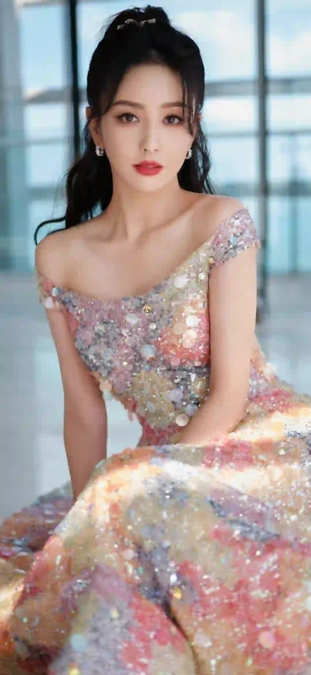 闪闪发光的长裙美女 