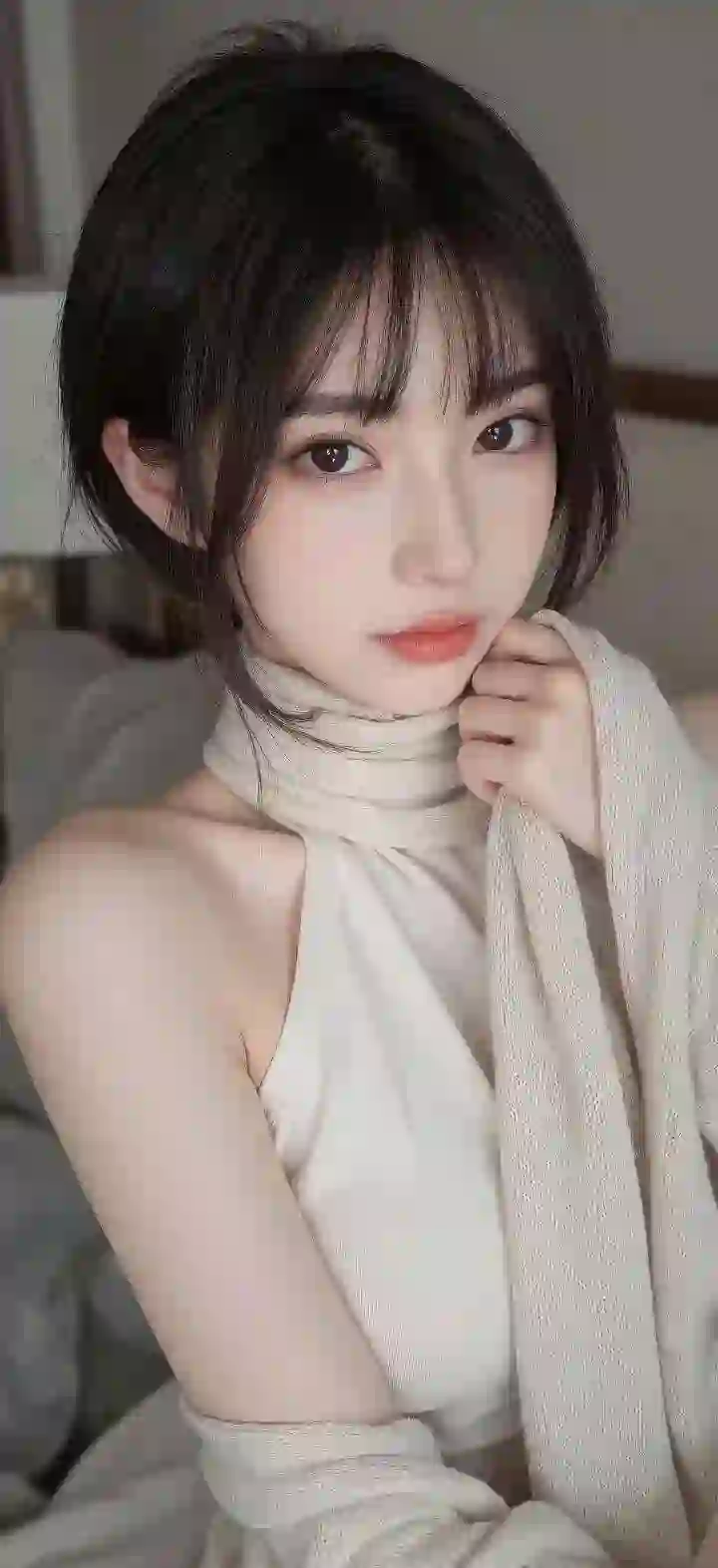 长发美女 白色衣服