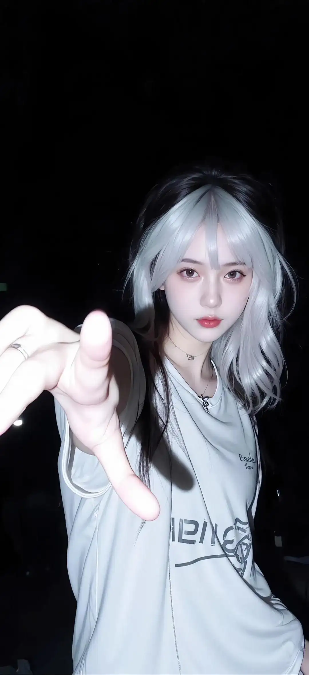 白发酷酷女孩｜夜晚
