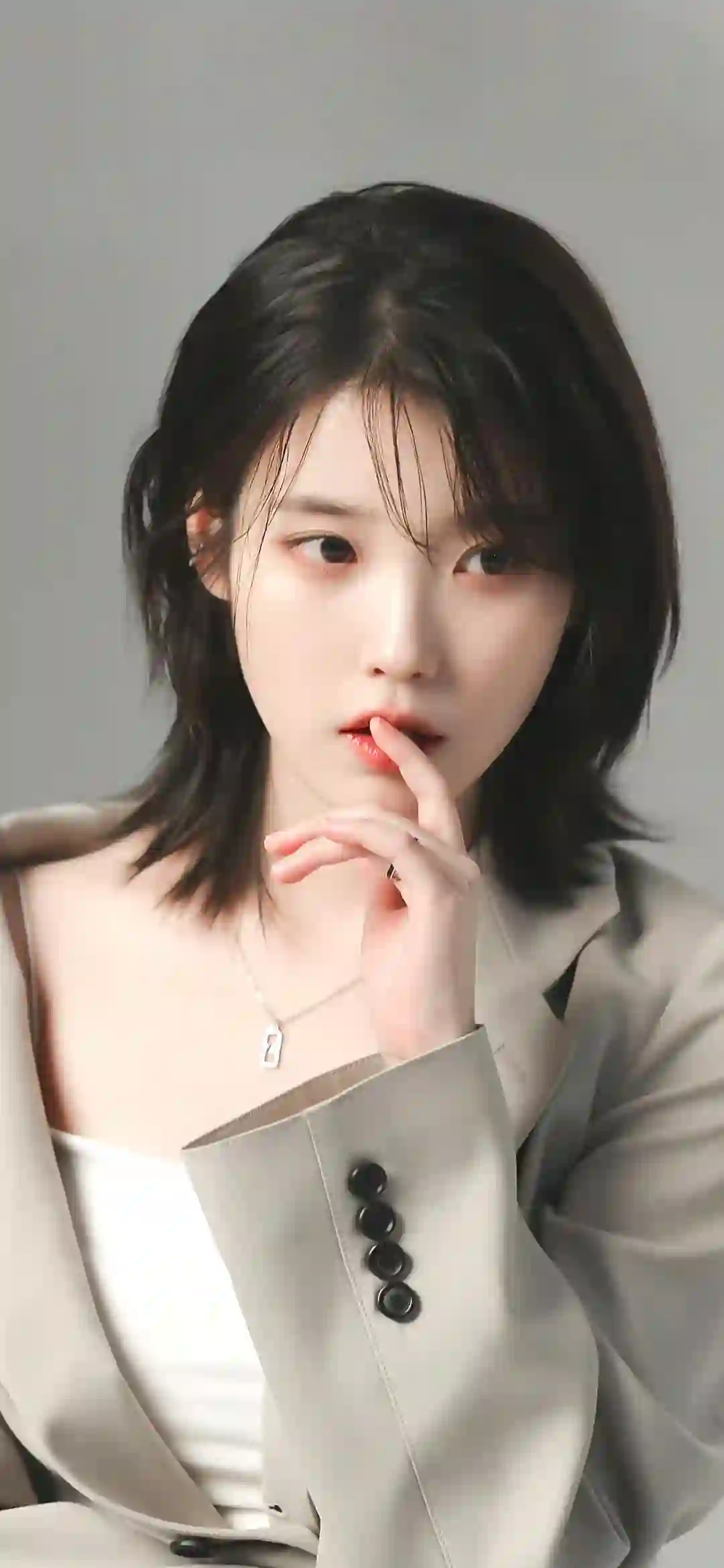 短发女孩 西装 白色衣服 IU