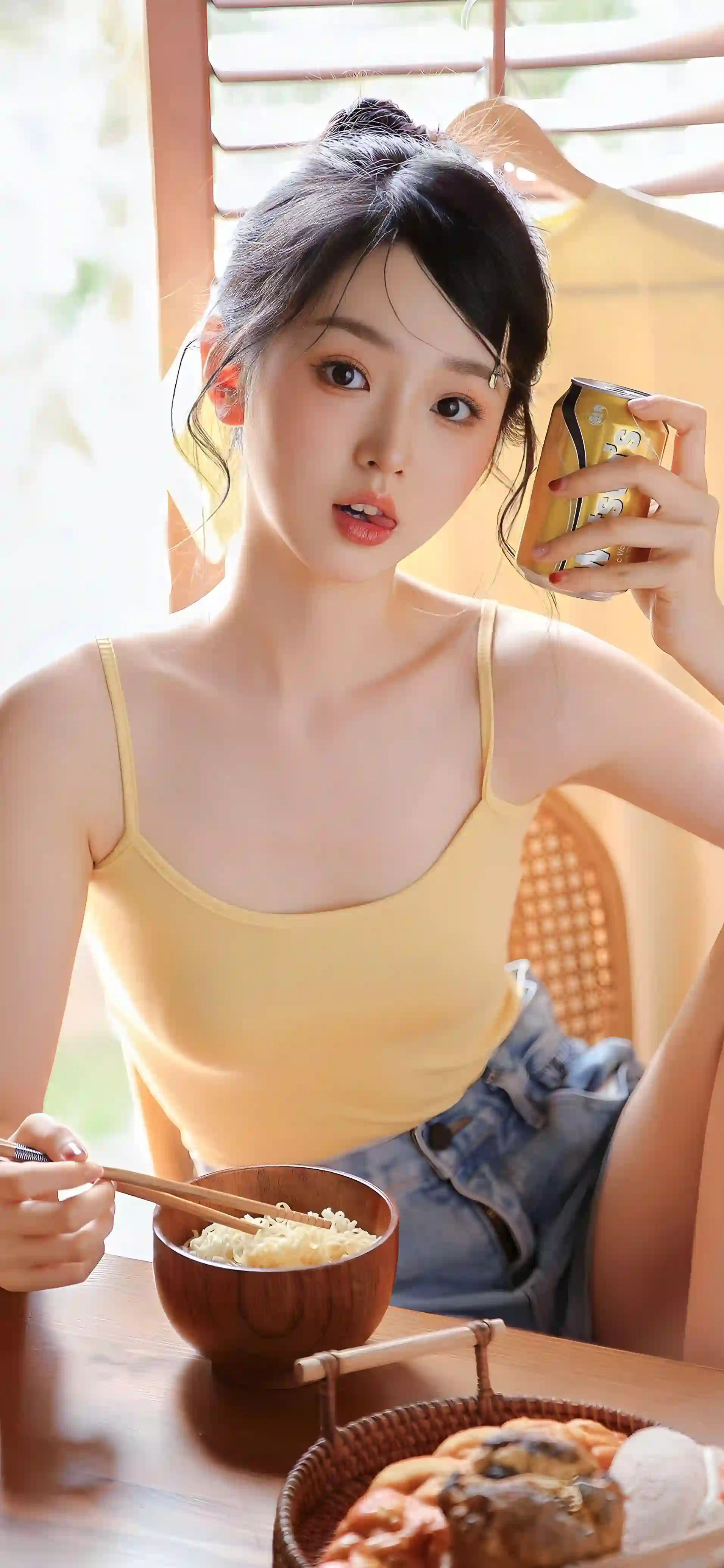 正在享受美食的吊带女孩 长发女孩 黄色吊带女孩 美食