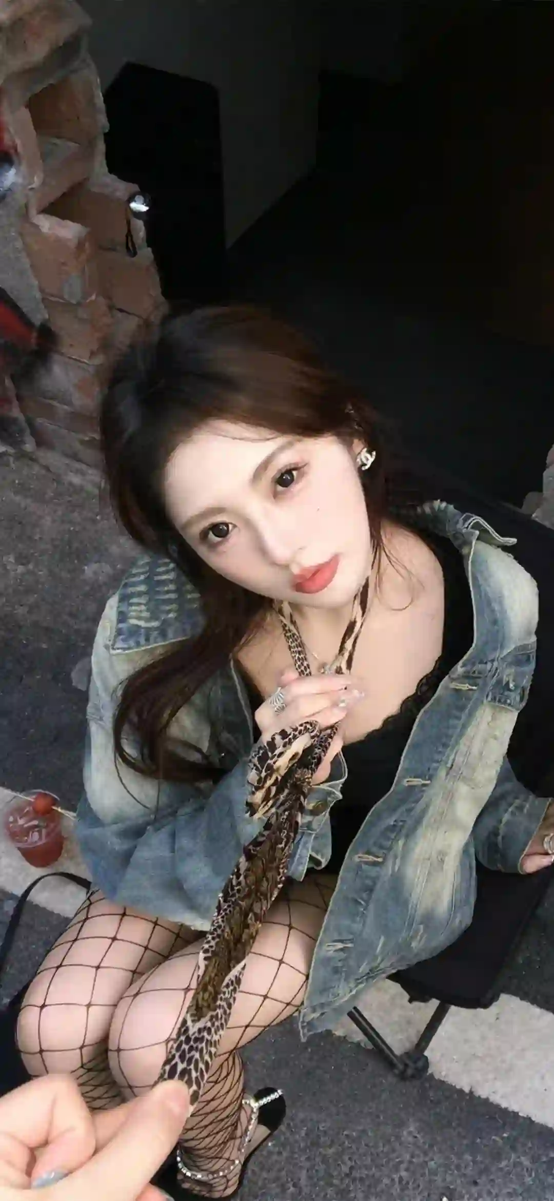 长发性感美女 户外 渔网袜 可爱女孩