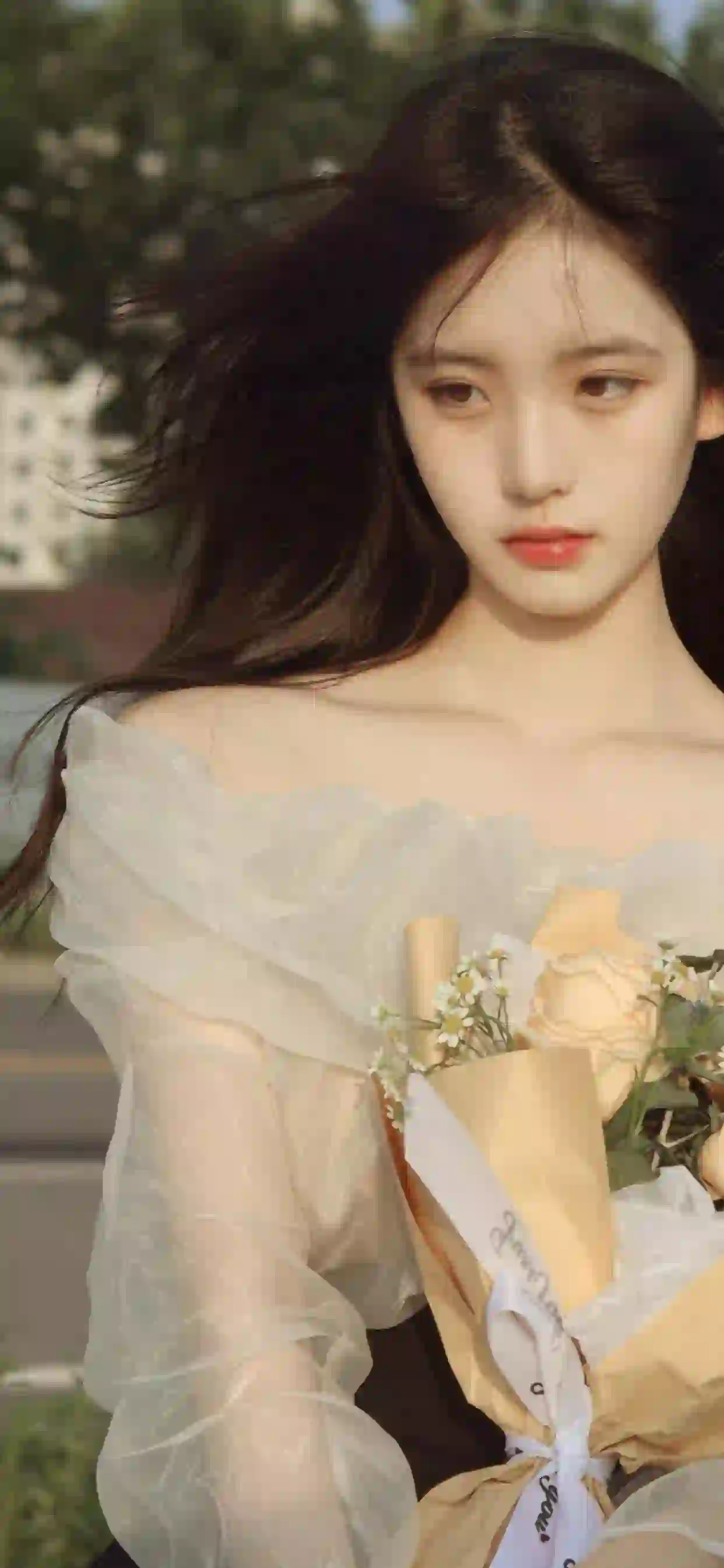 手捧鲜花的长发清纯美女 鲜花 清纯女孩