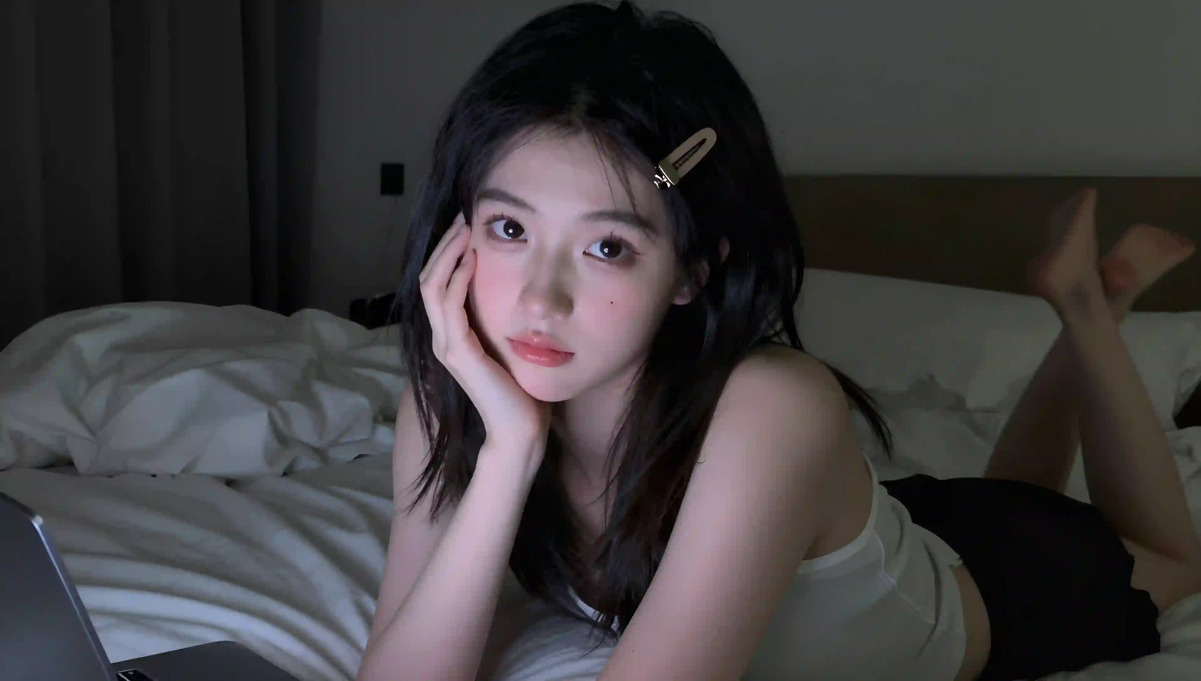 少女 床 白色背心 黑色短裤 室内 安静