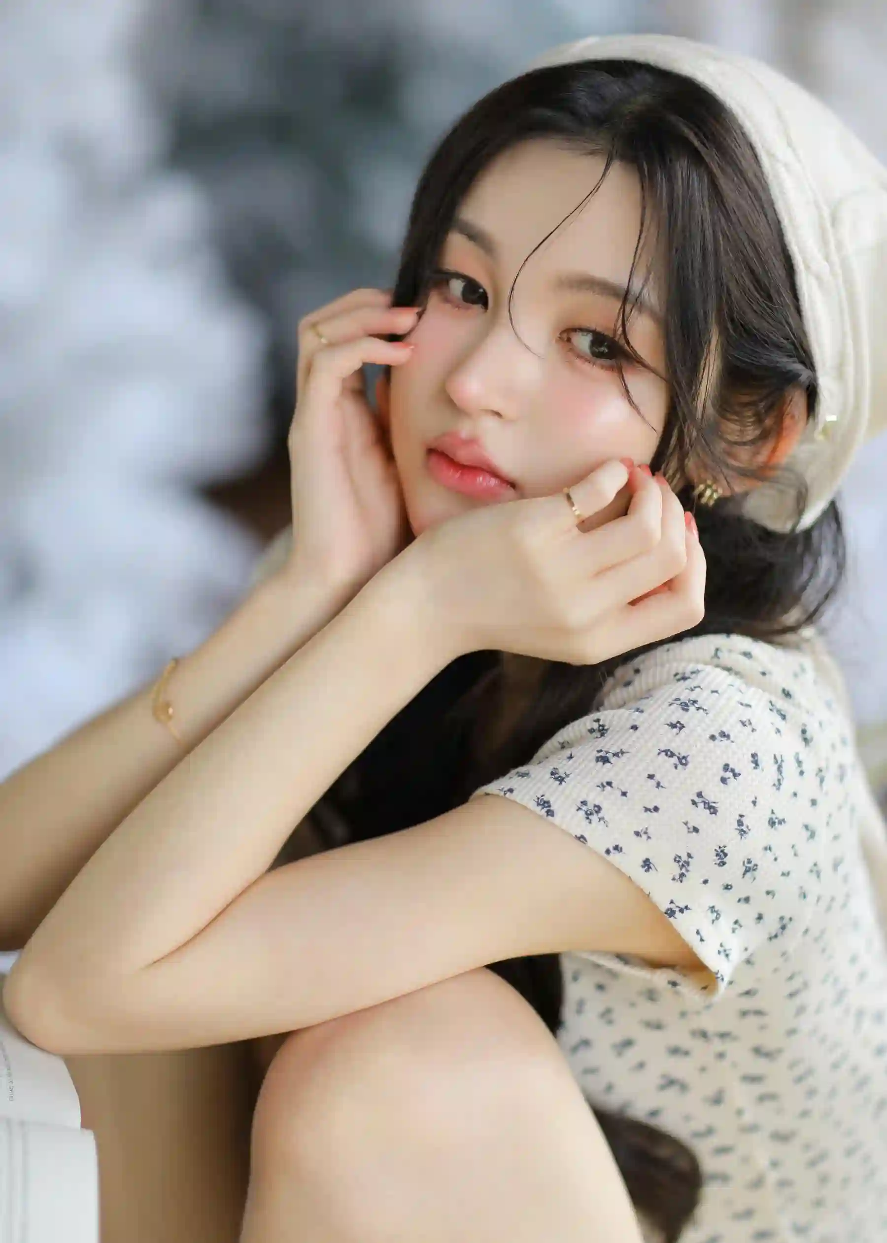 双手扶脸的长发戴帽可爱女孩