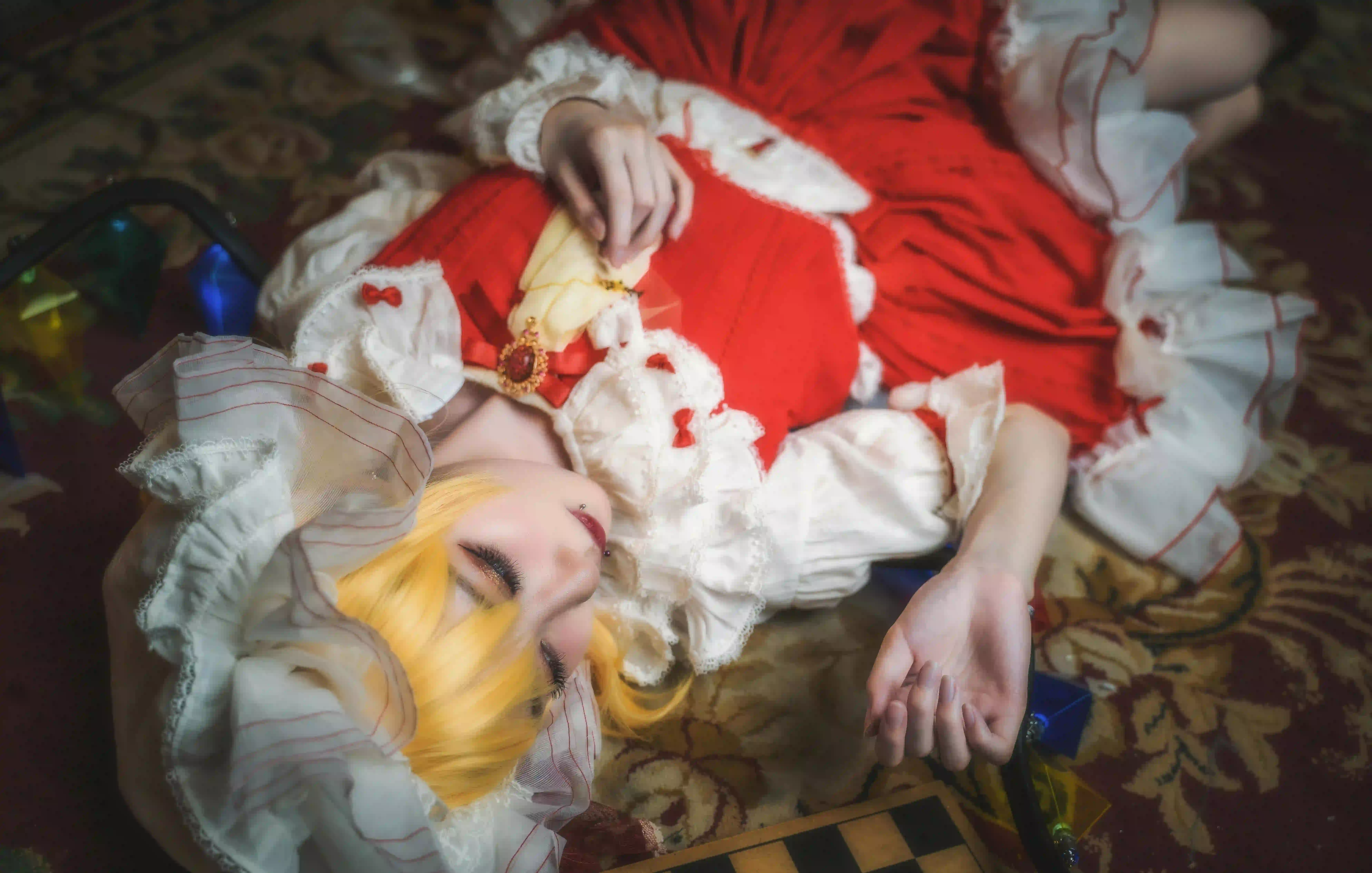 长发美女 黄色头发 红色裙子 美女Coser 躺着