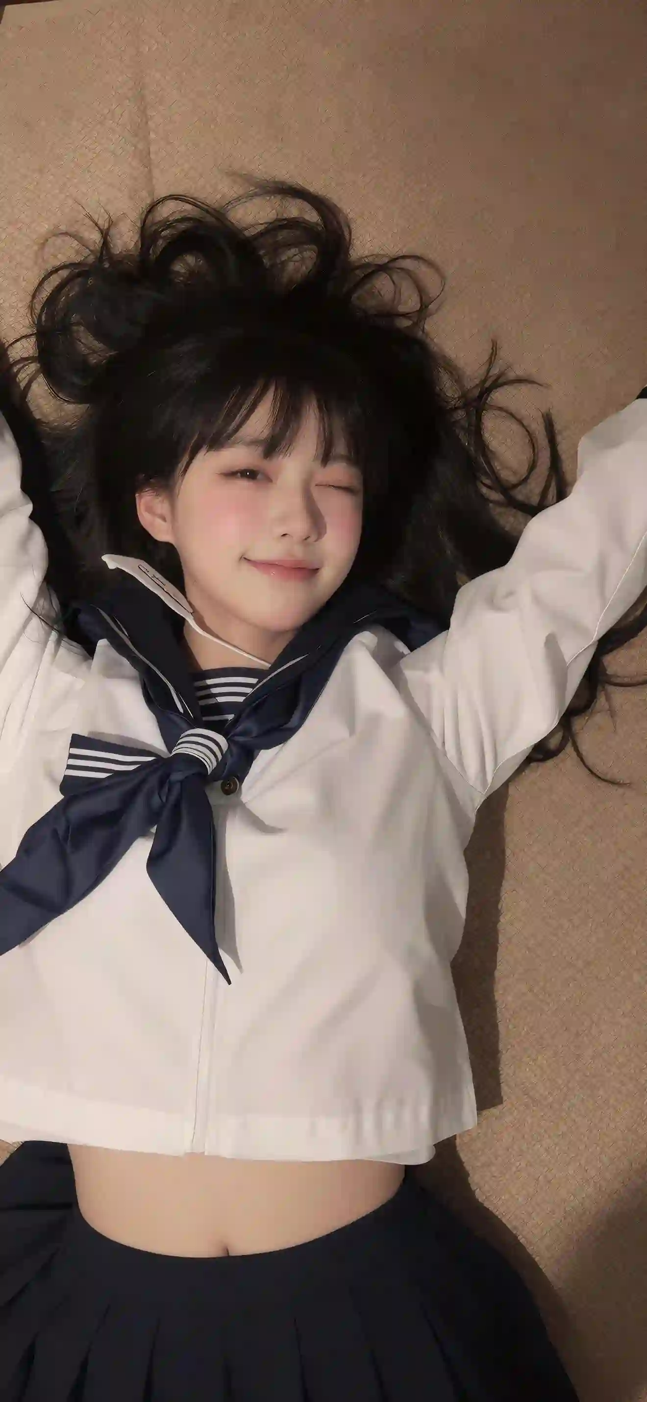 JK制服 水手服 少女 躺姿 眨眼 俏皮 写真