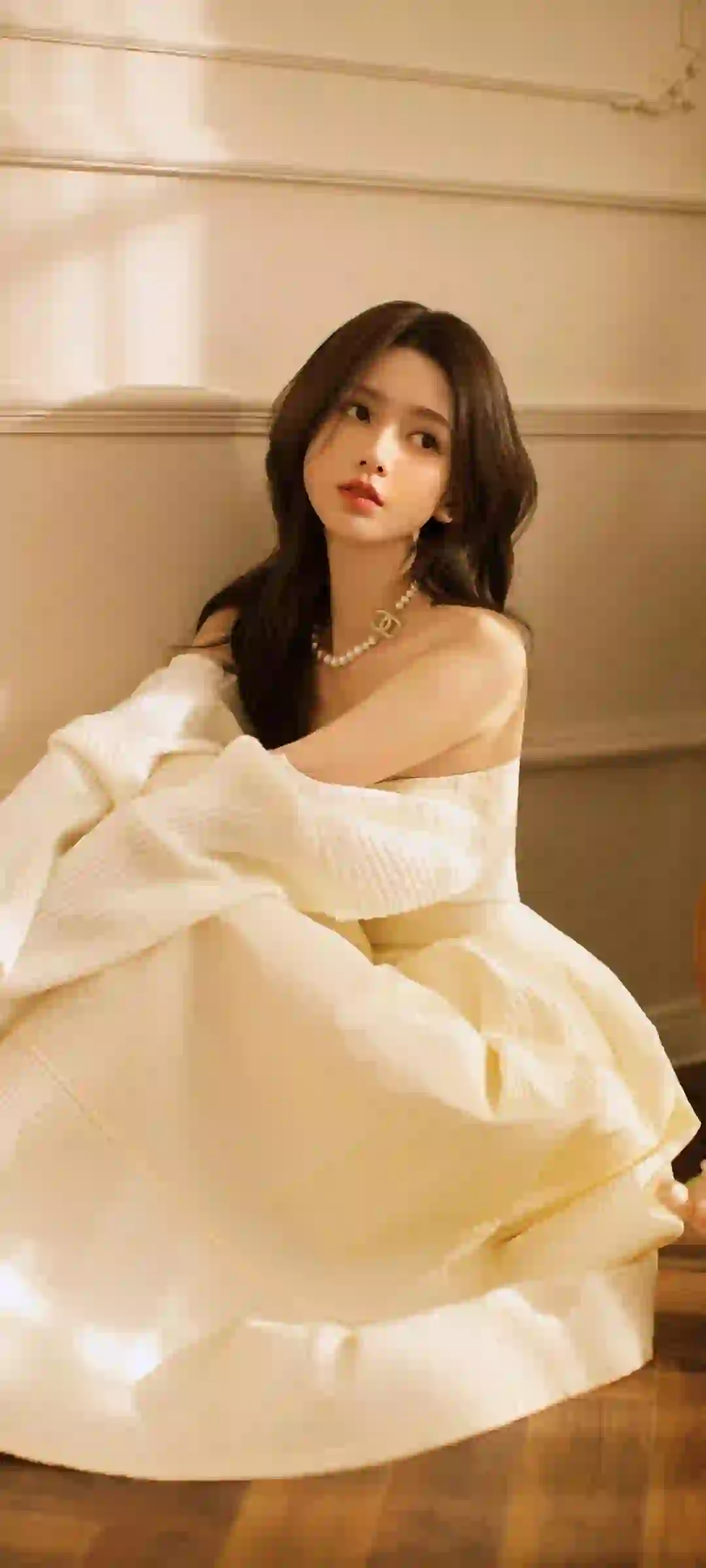 性感美女 抹胸长裙美女 白色长裙美女 居家