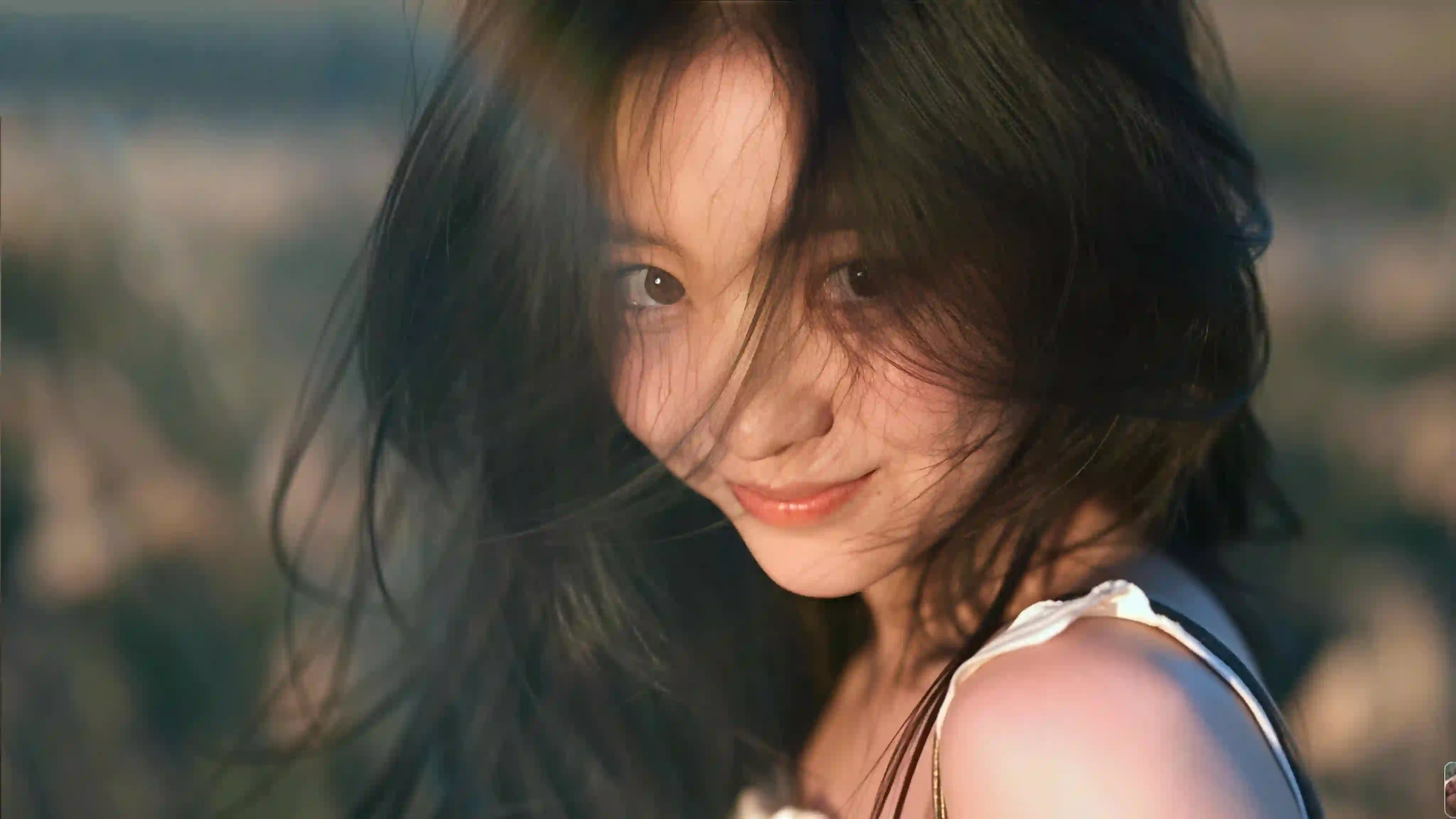 长发少女 微笑 特写 自然光 人像摄影 微风 阳光 温柔
