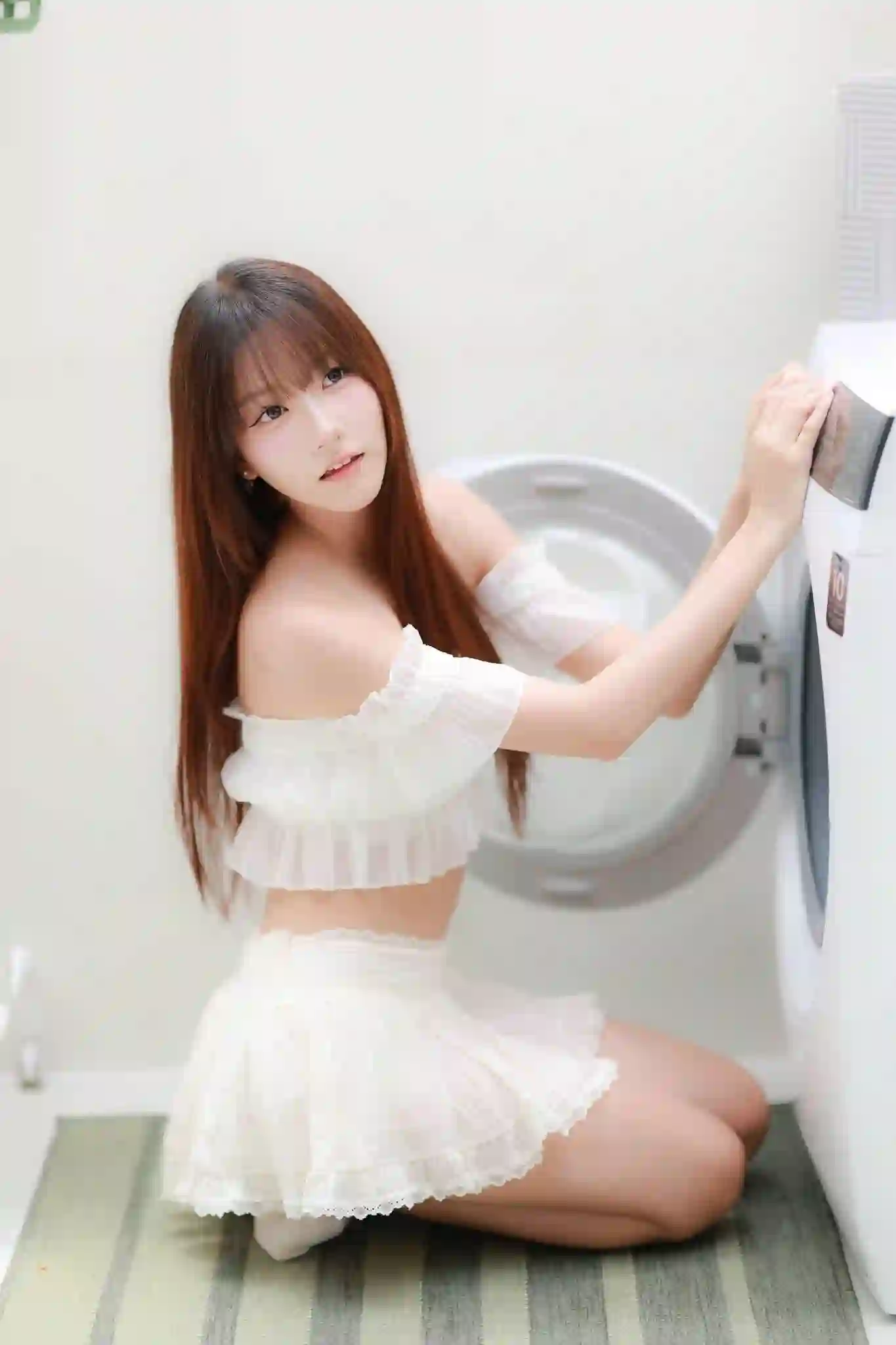 美女 居家写真 白色穿搭 跪坐姿势 长发女孩 俏皮 甜美