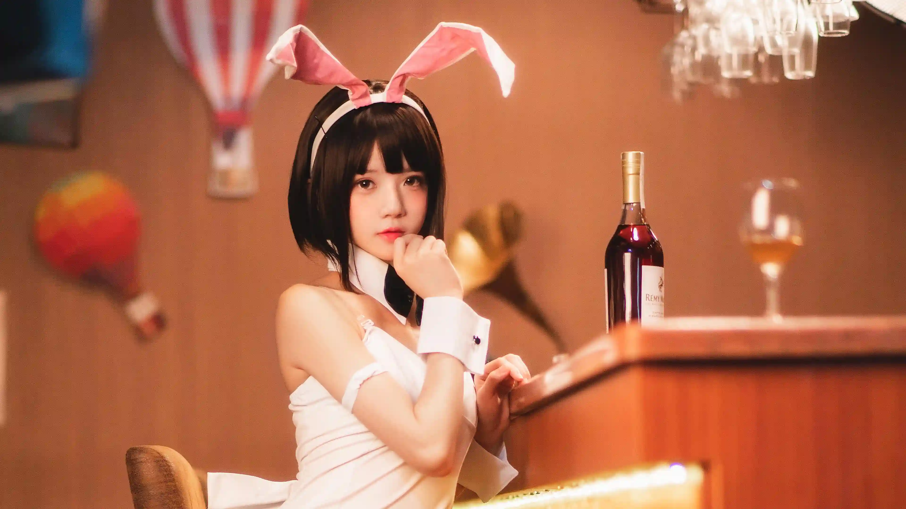 可爱女孩 白裙美女 兔耳朵女孩 酒吧 红酒 酒杯