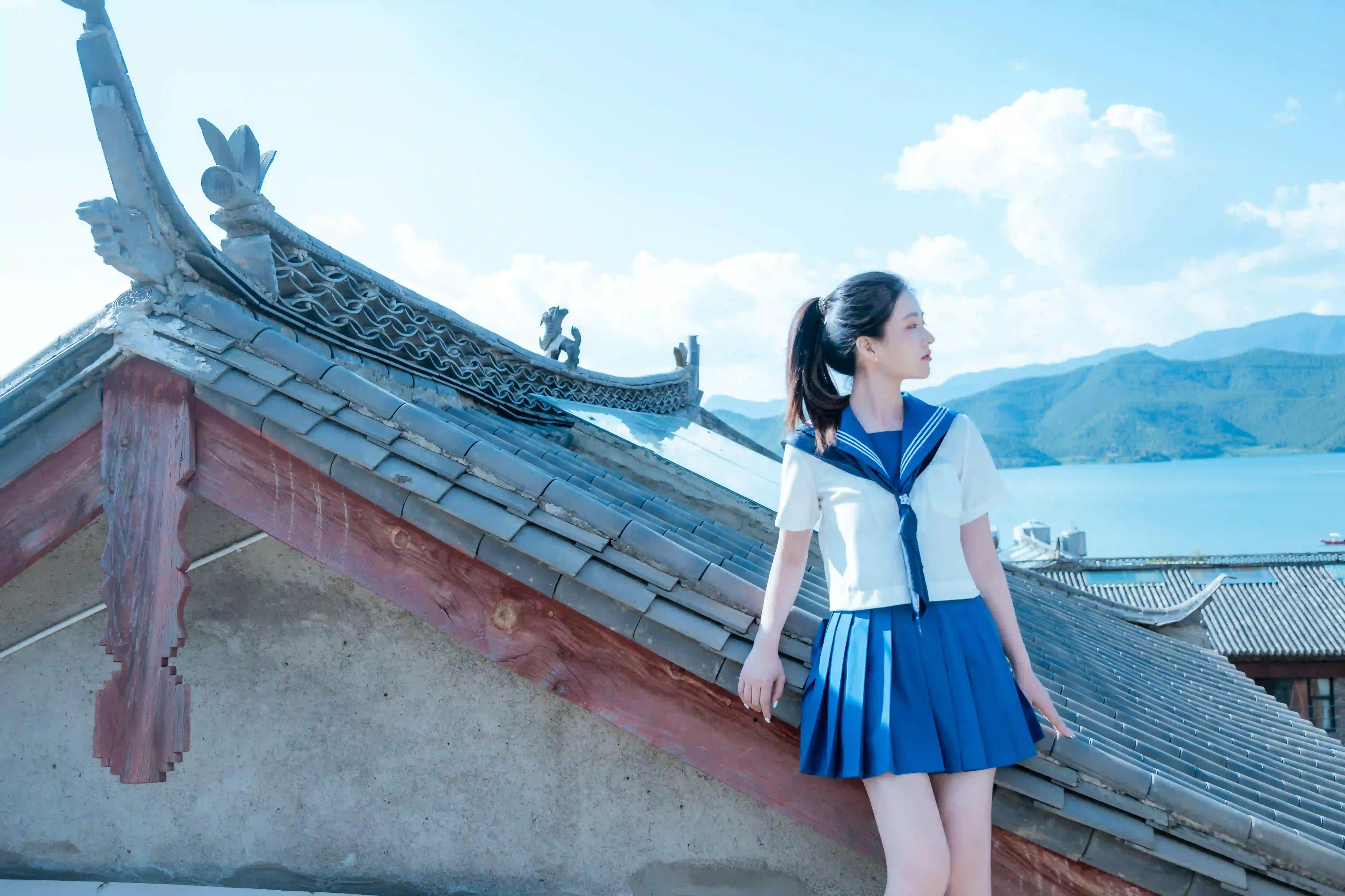 单马尾女孩 长腿美女 蓝天白云 古建筑