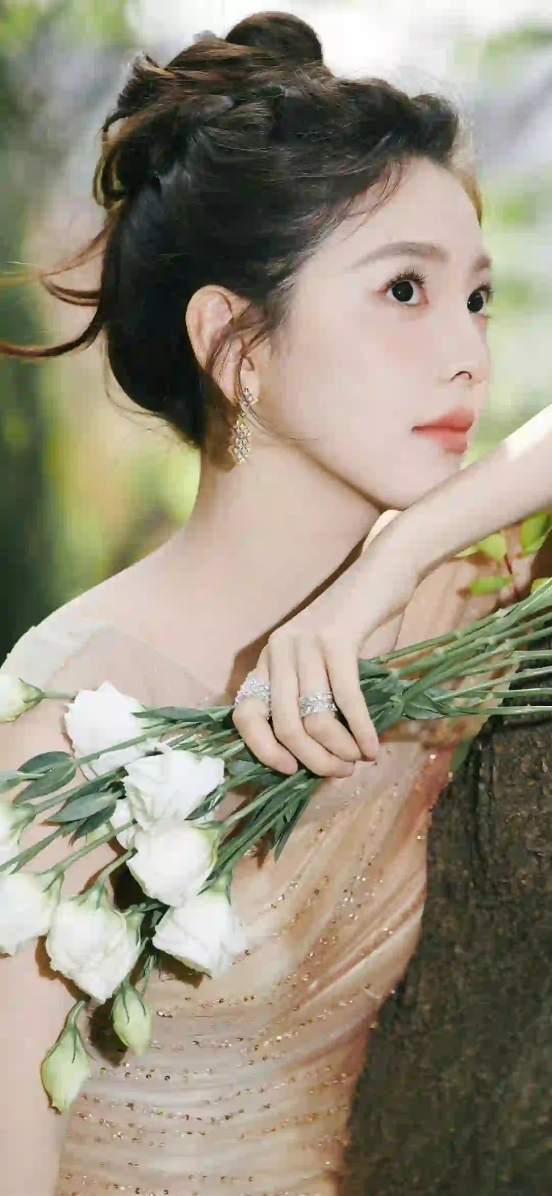 拿着鲜花的女孩 抹胸长裙美女 章若楠