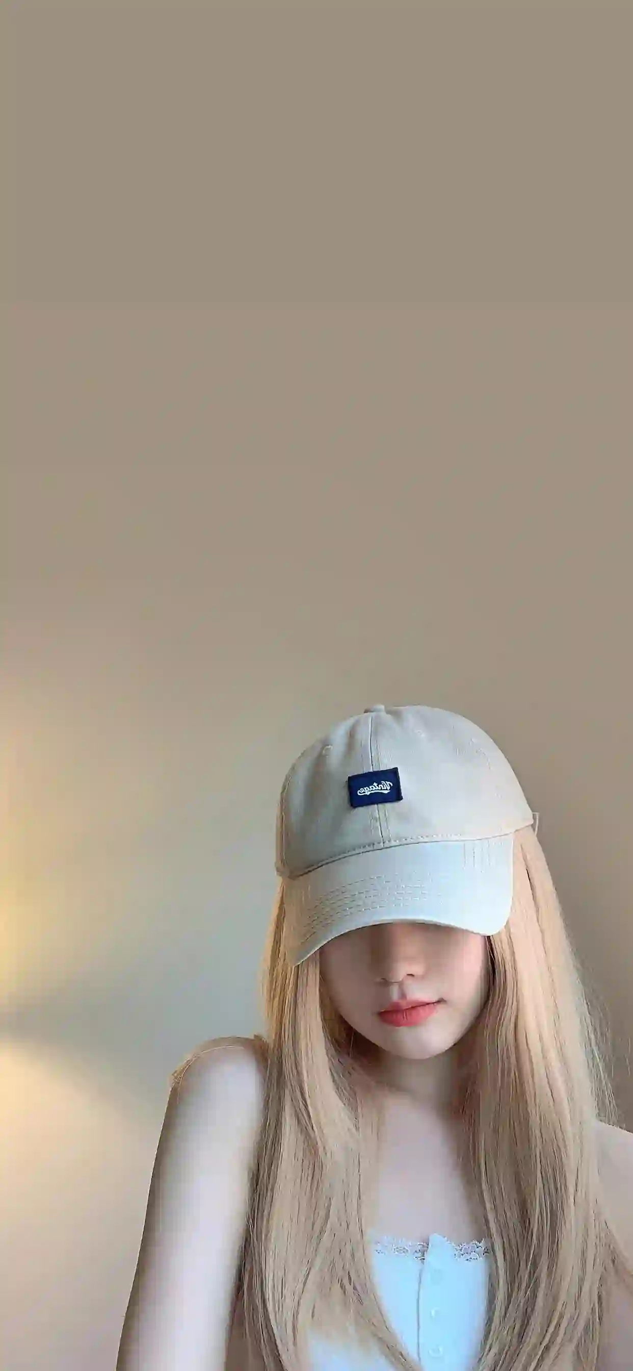 戴着帽子的长发美女 