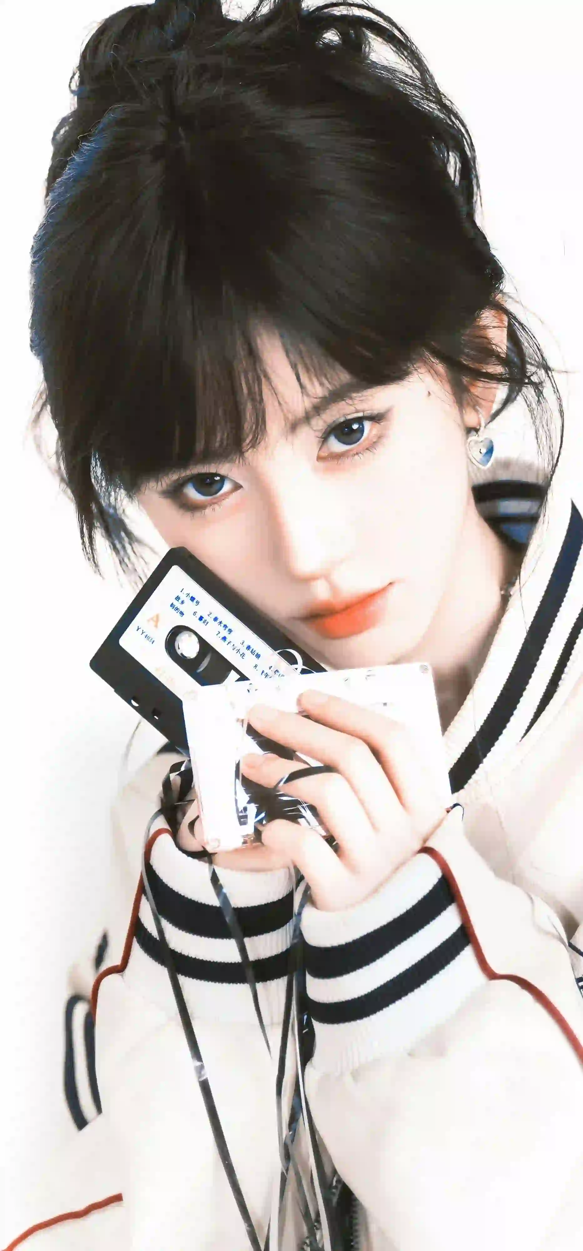 手拿磁带的女孩 鞠婧祎 美女明星 清纯美女