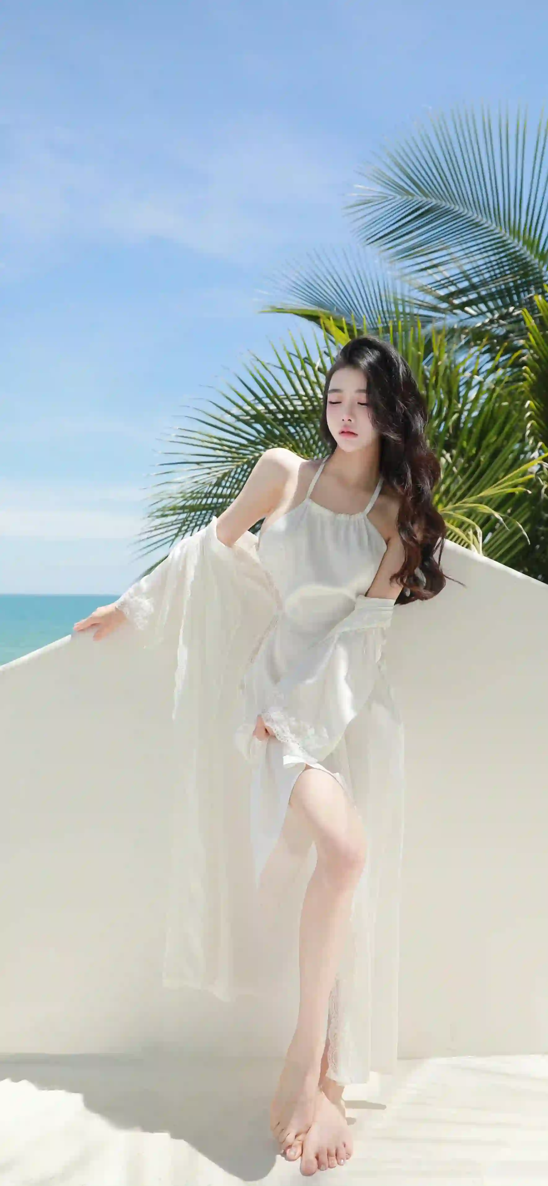户外长裙美女 慵懒 阳光 长腿美女 海边 吊带裙
