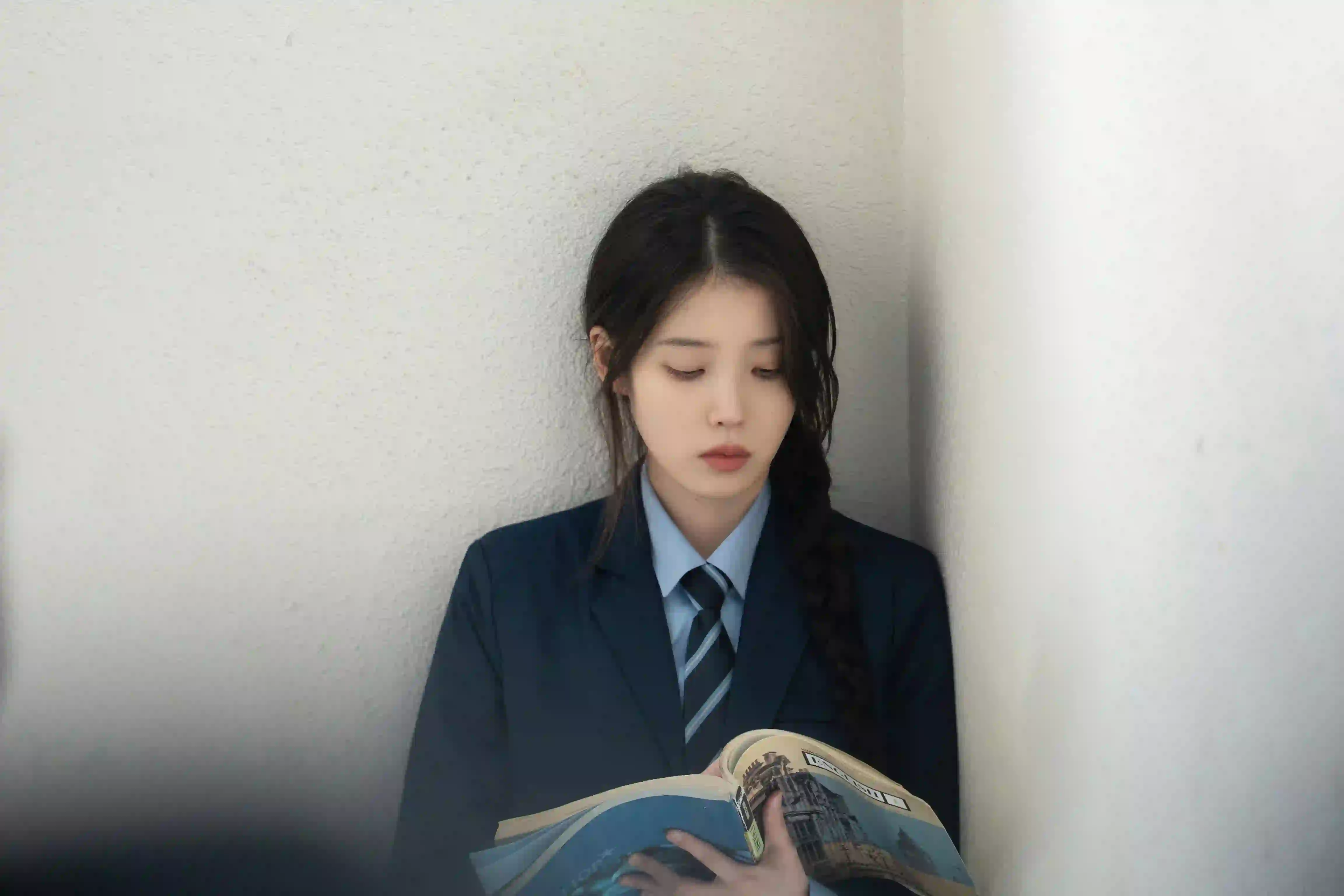 IU 韩国明星 长发美女 制服穿搭 西装