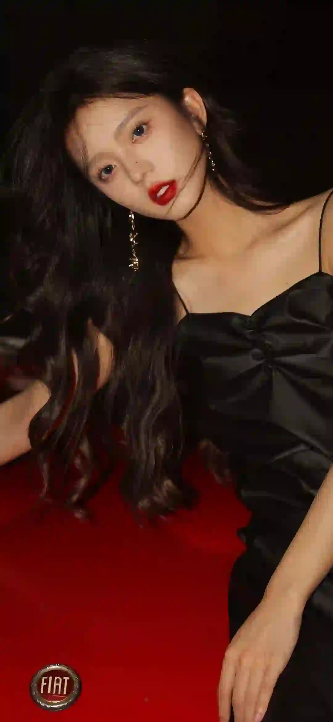 长发吊带美女 黑色吊带长裙美女