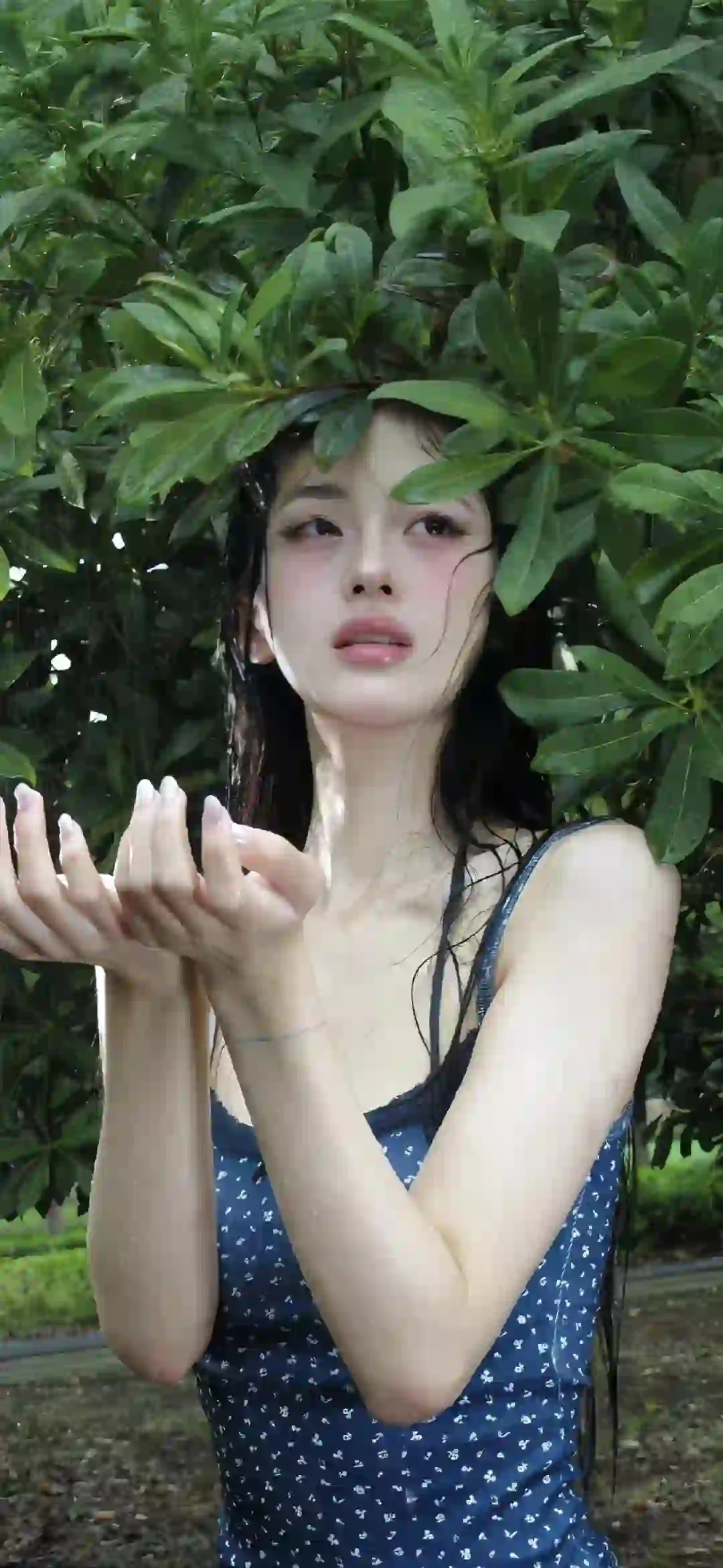 碎花吊带裙美女 清纯美女 绿色 树叶 户外