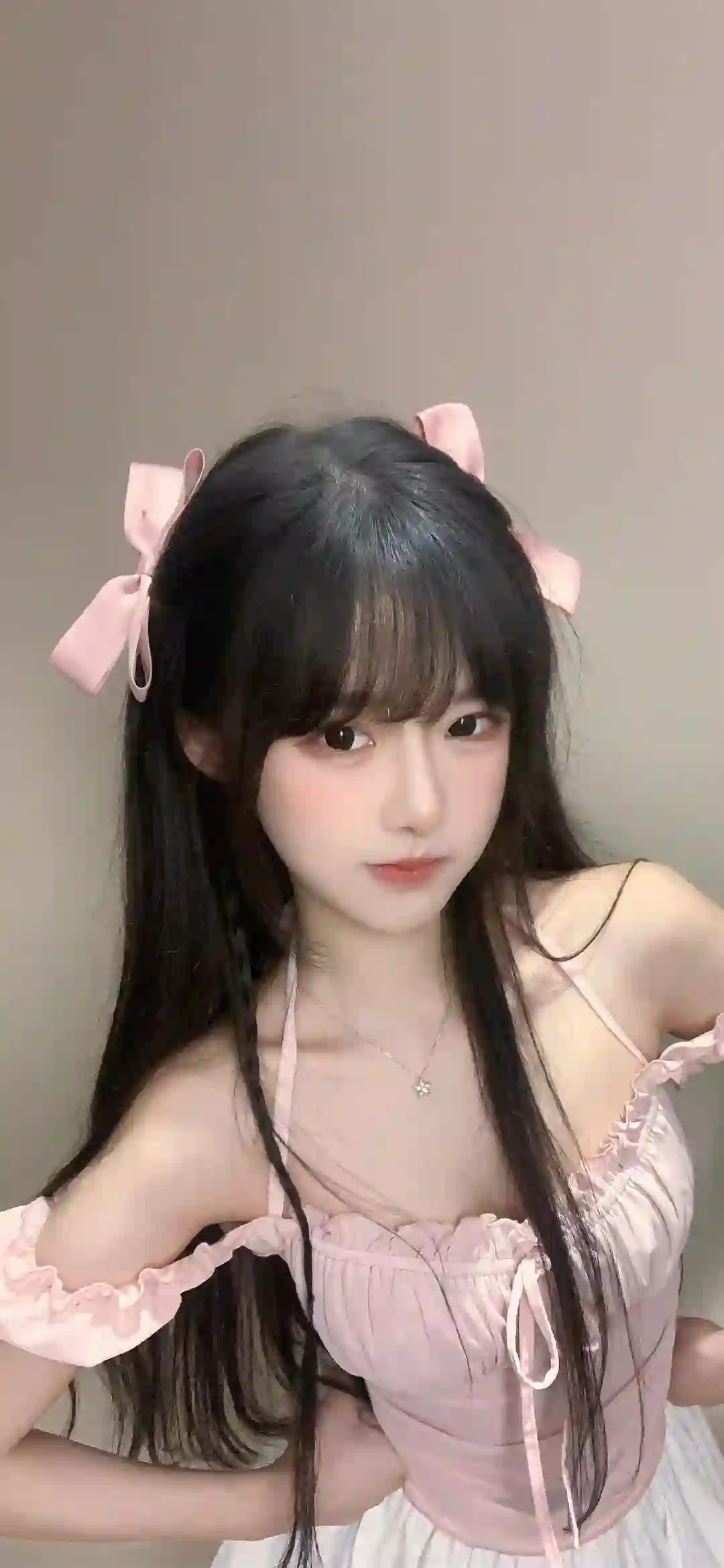 粉色蝴蝶结少女 甜美 长发 露肩装 半身像