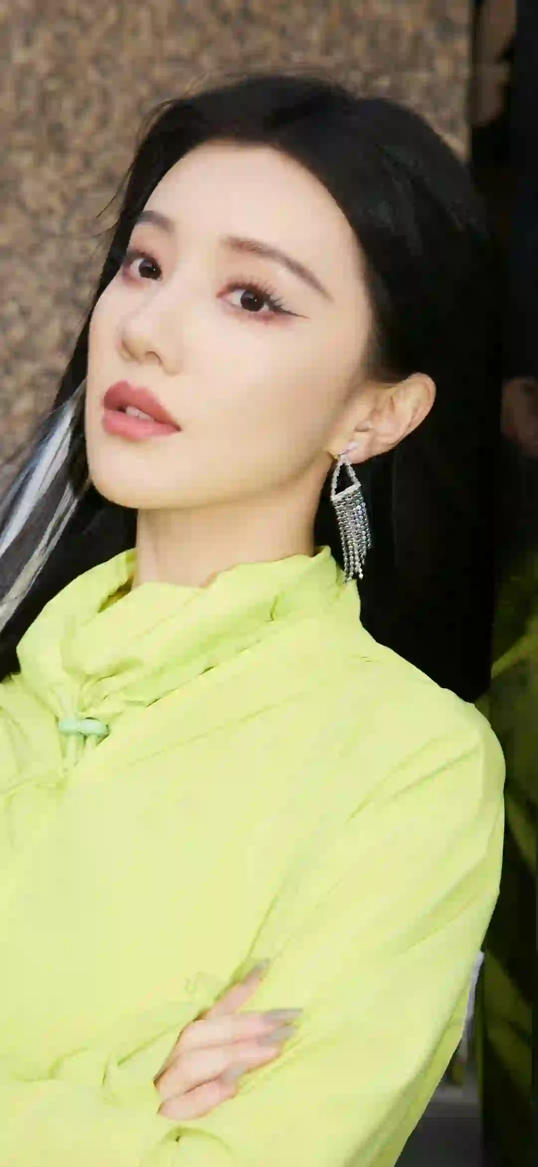 王鹤润 长发美女 淡黄色衣服