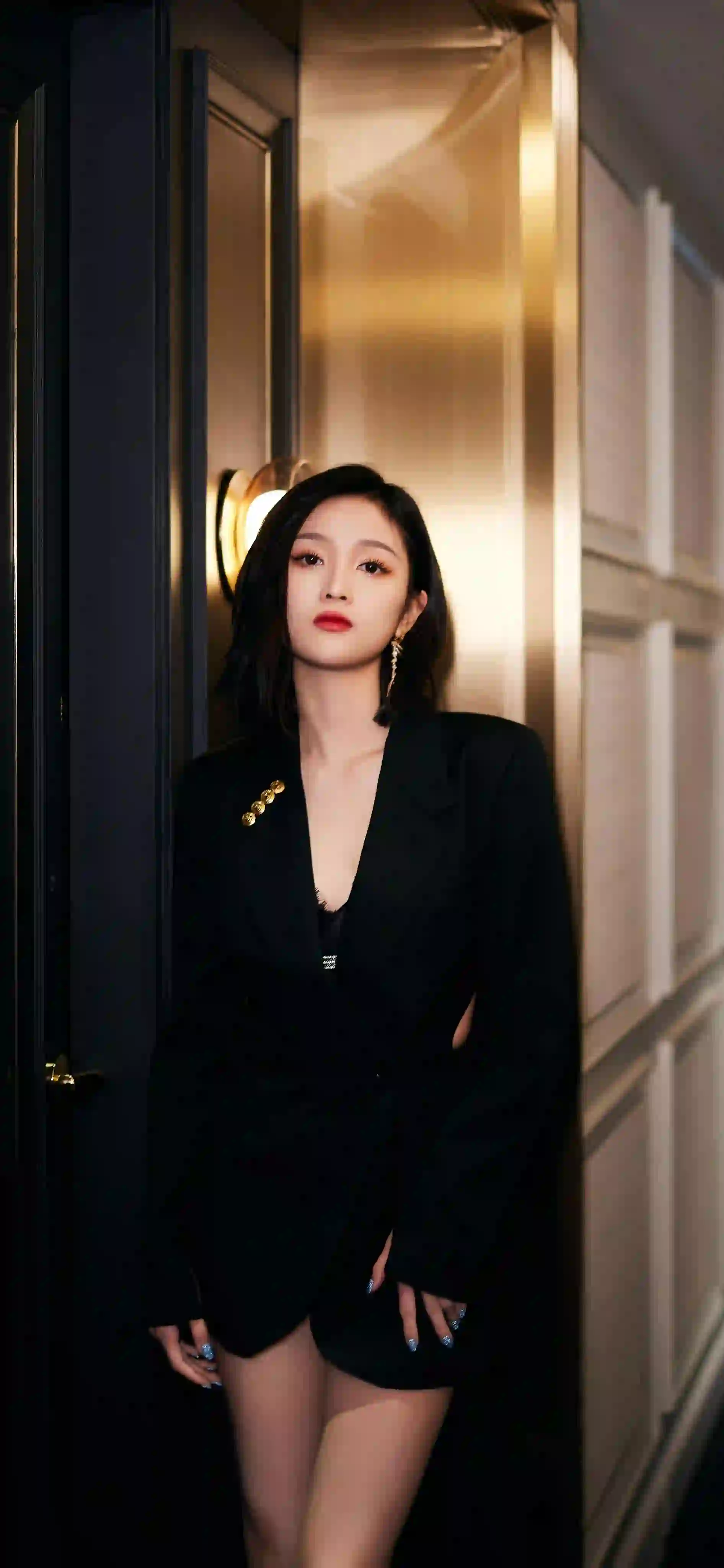 明星壁纸 吴宣仪 长发美女 黑色丝袜 黑色衣服 性感美女