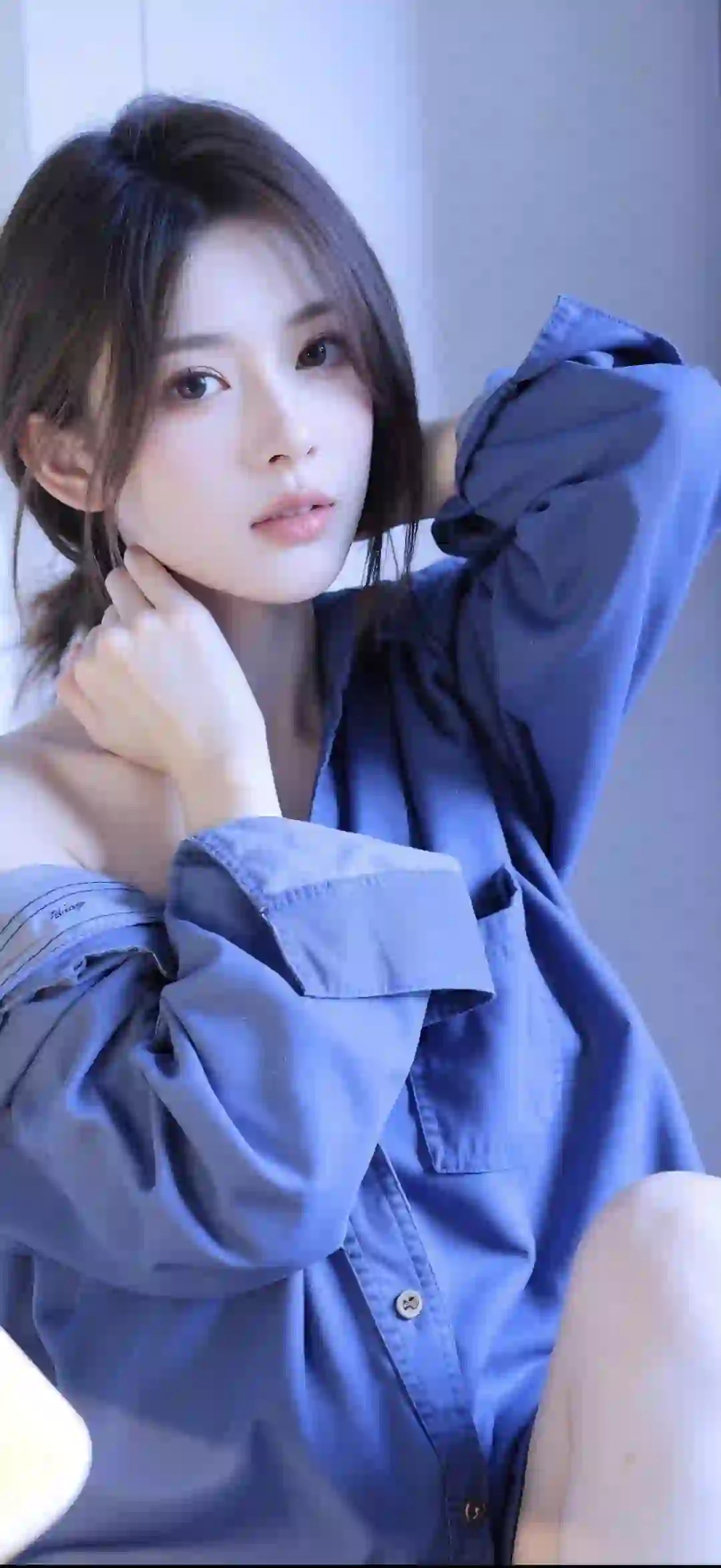 美女 长发美女 蓝色衬衫 漏肩
