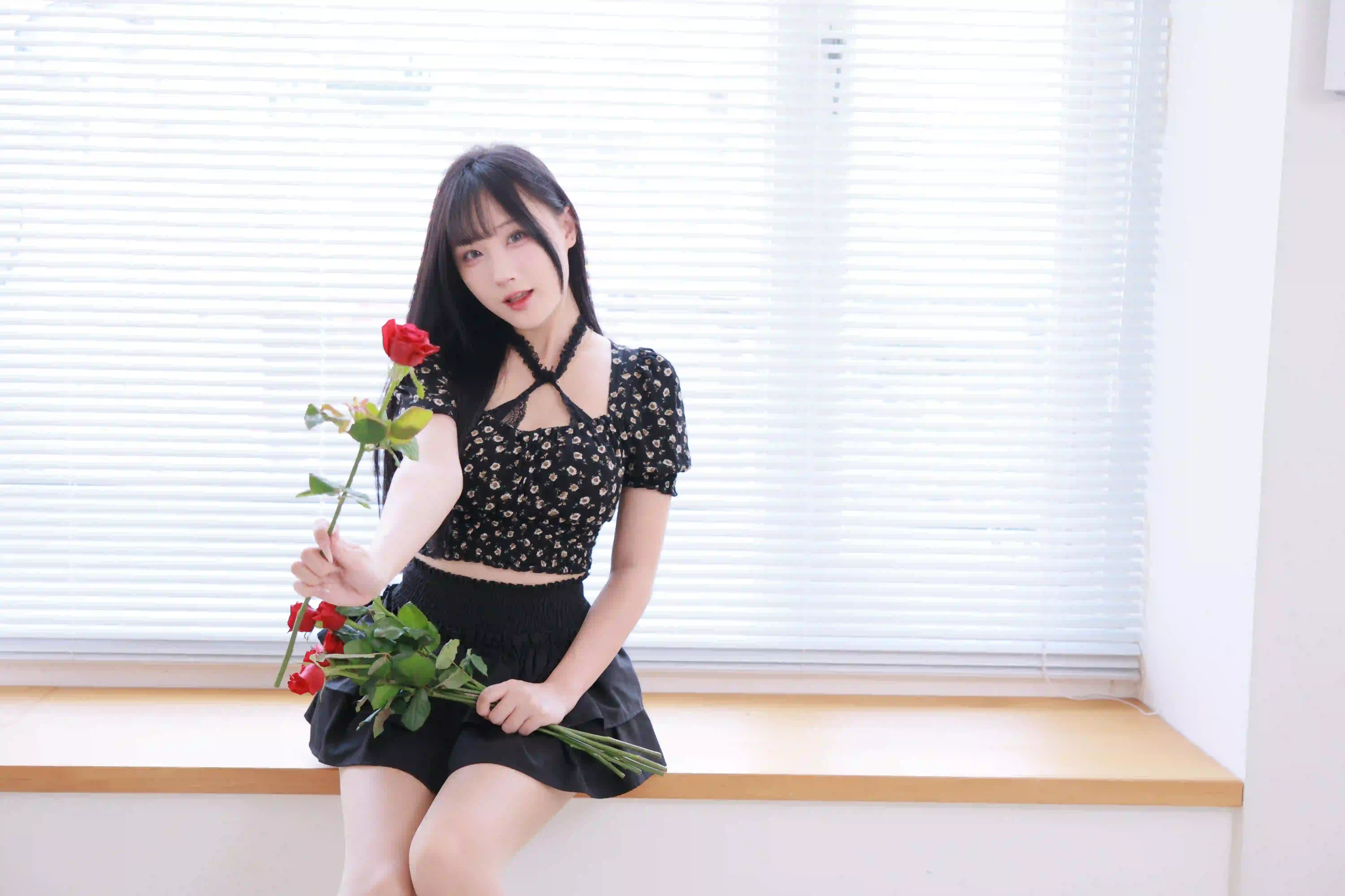 长发美女 碎花上衣 黑色短裙女孩 居家写真 红色玫瑰