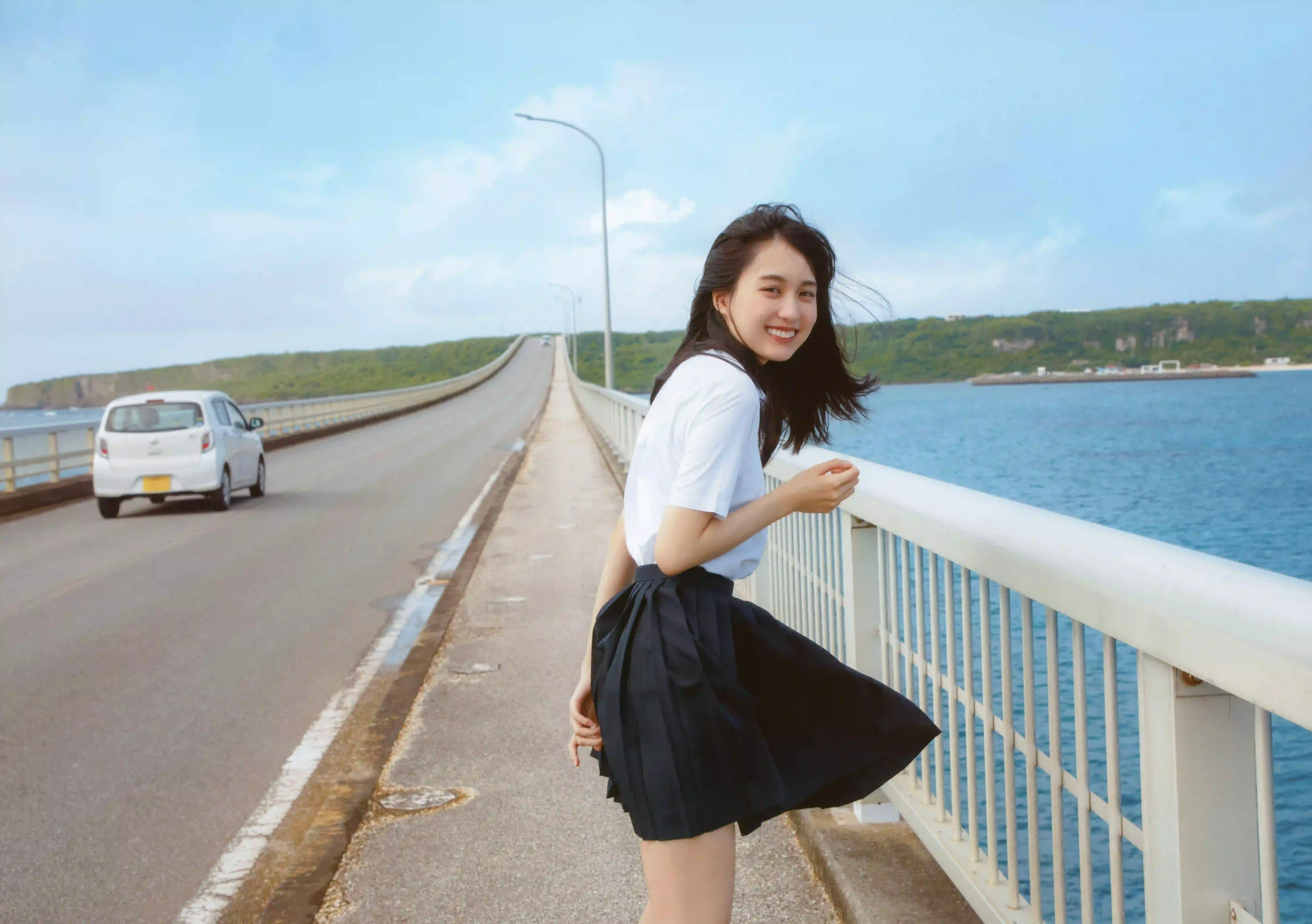 长发美女 jk穿搭 白色衬衫 黑色裙子 户外 阳光