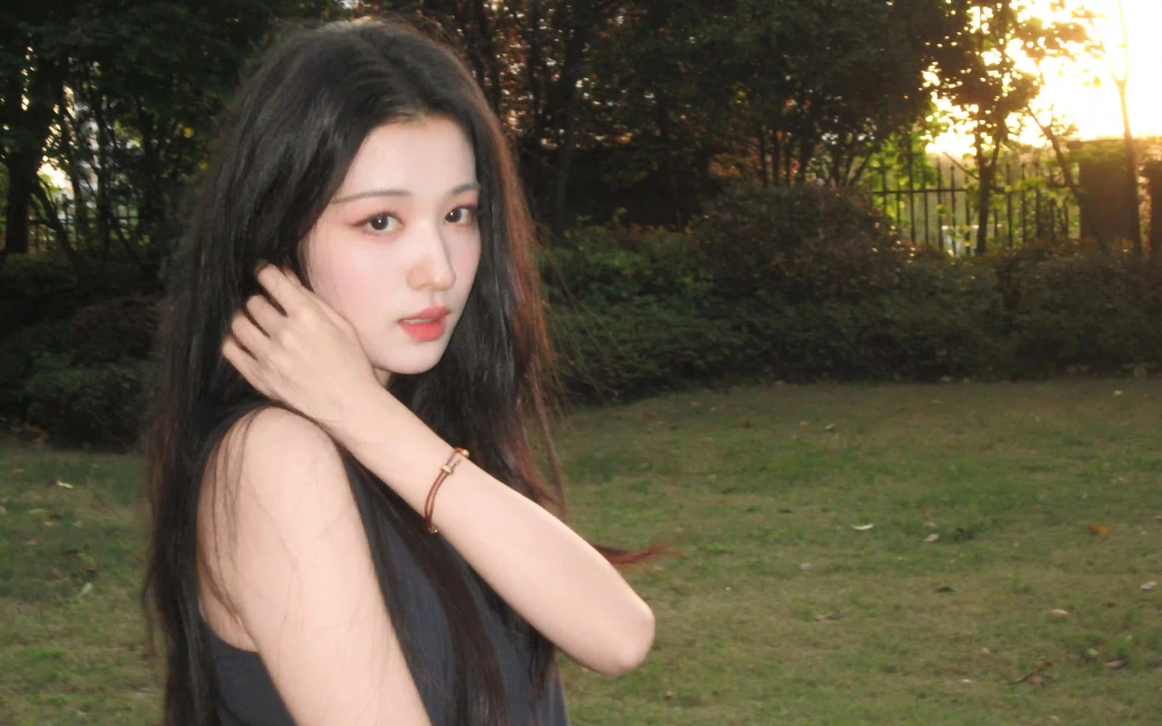 王楚然 绿草地 户外 4K美女壁纸 长发美女 明星 户外 草地 阳光