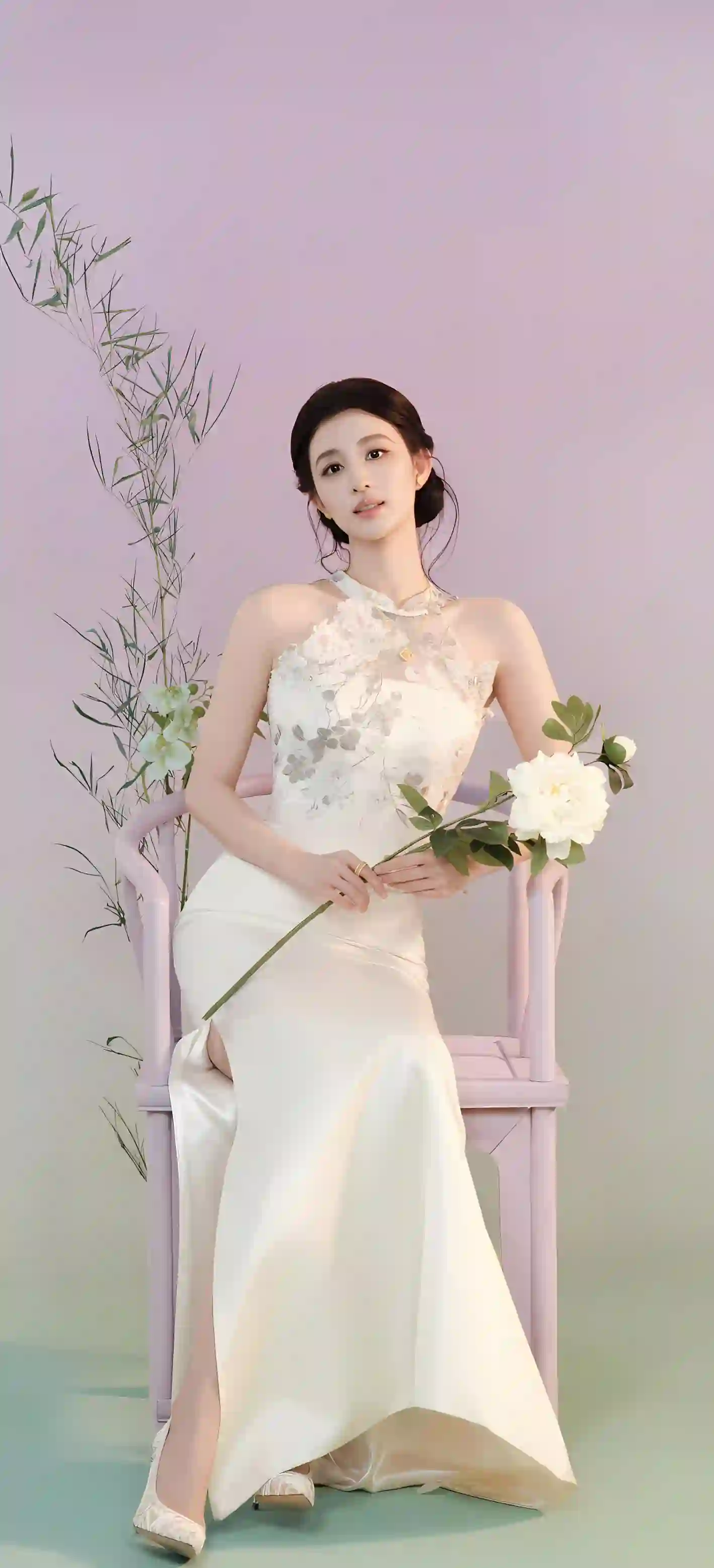 白色旗袍 刺绣礼服 美女写真 手持白花 优雅坐姿 王楚然