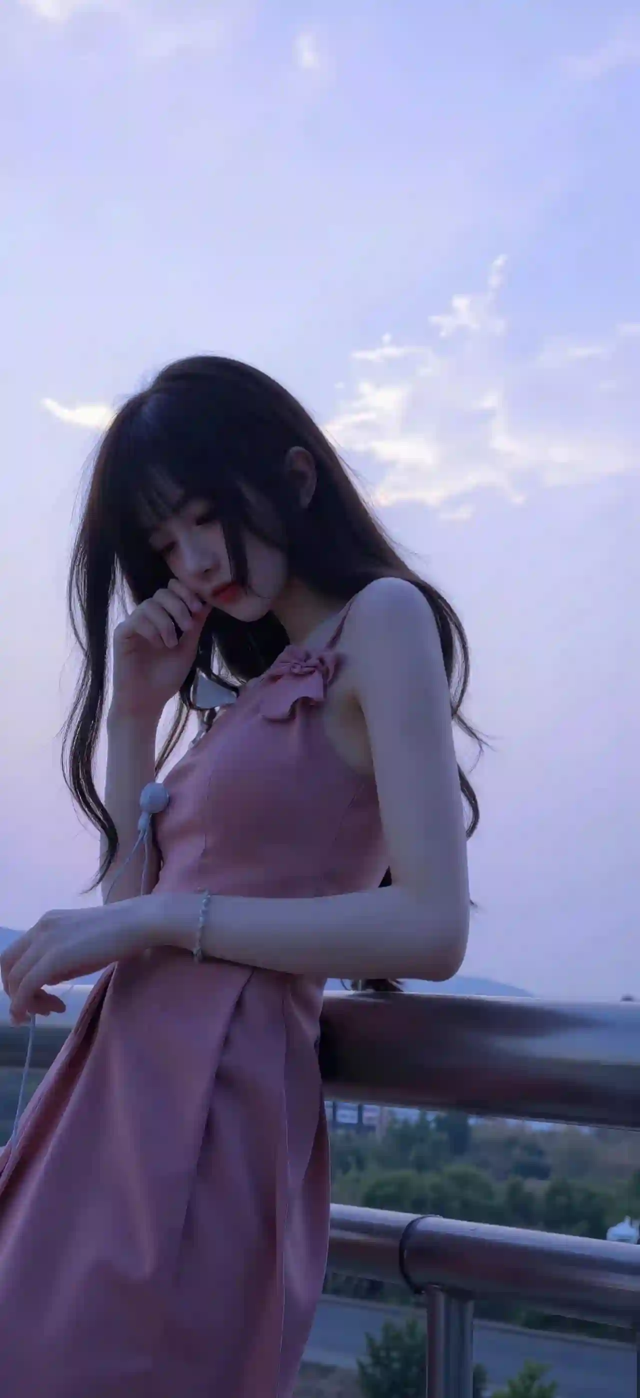 粉红色长裙美女 吊带裙 长发美女 唯美场景 依靠在栏杆的长发粉裙美女