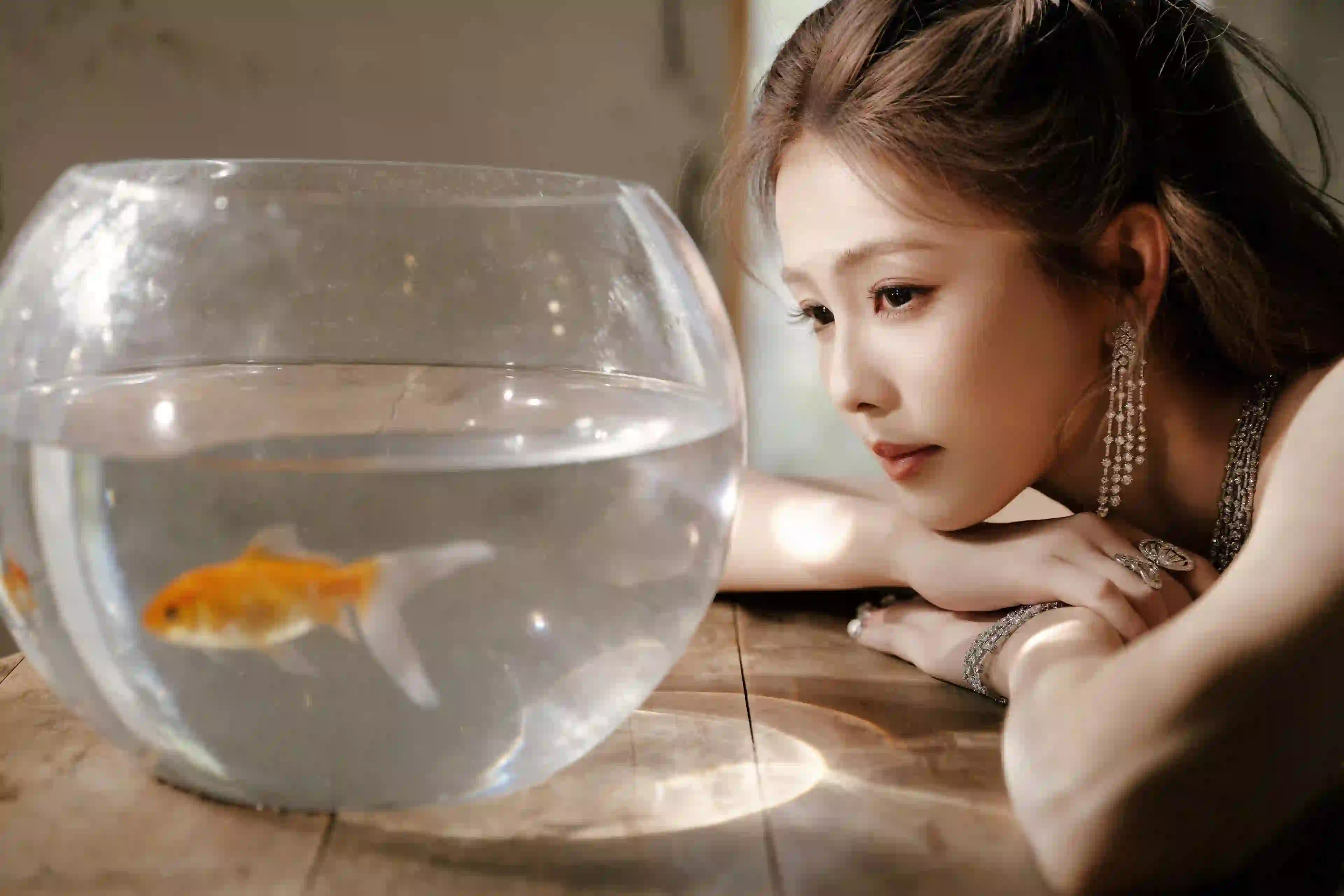 白鹿 养眼美女 光影 金鱼