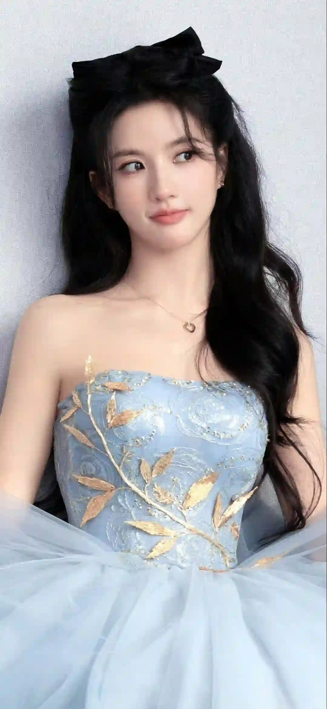 长发美女 明星壁纸 刘些宁 可爱 时尚 蓝色长裙 抹胸