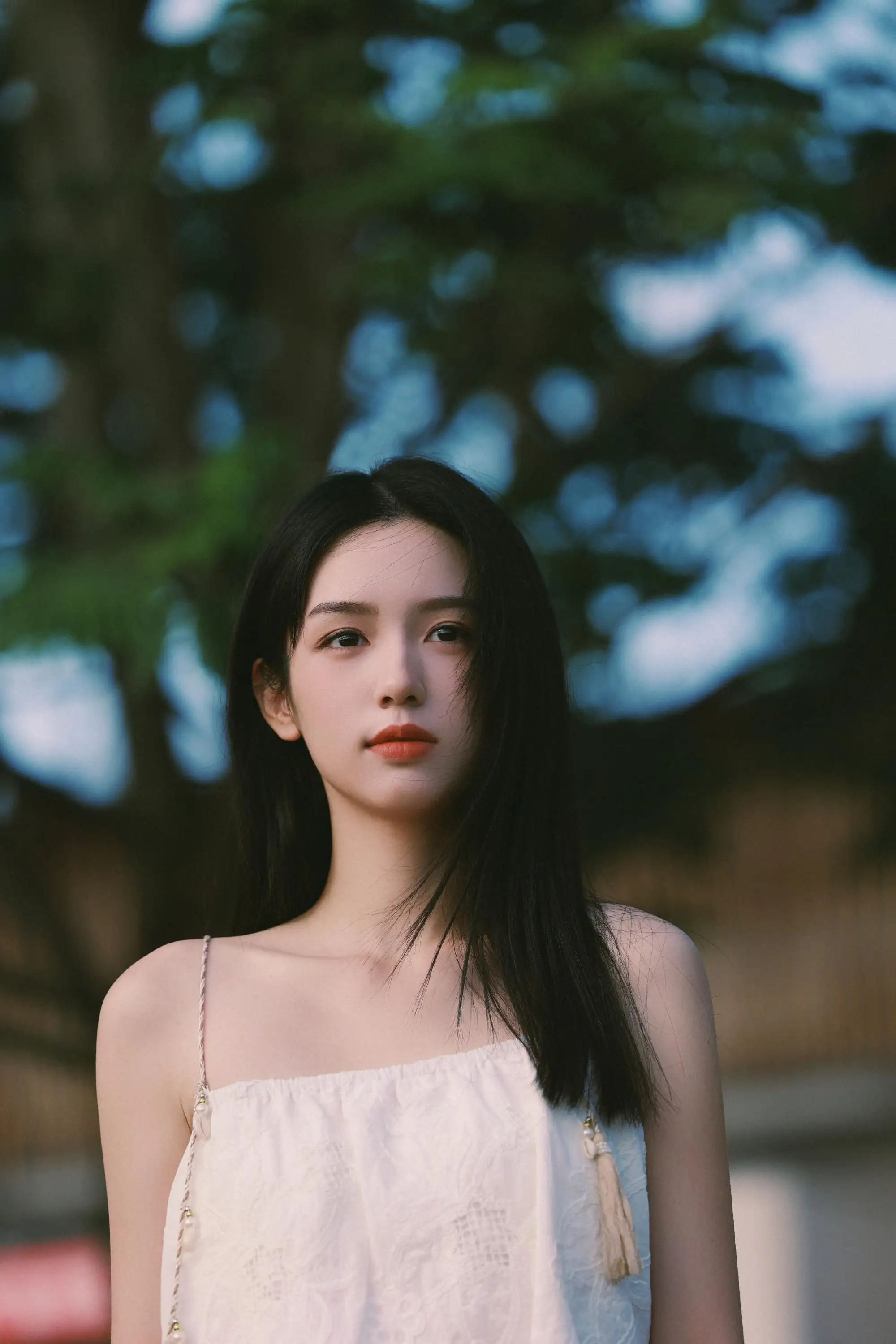 长发吊带美女 周也