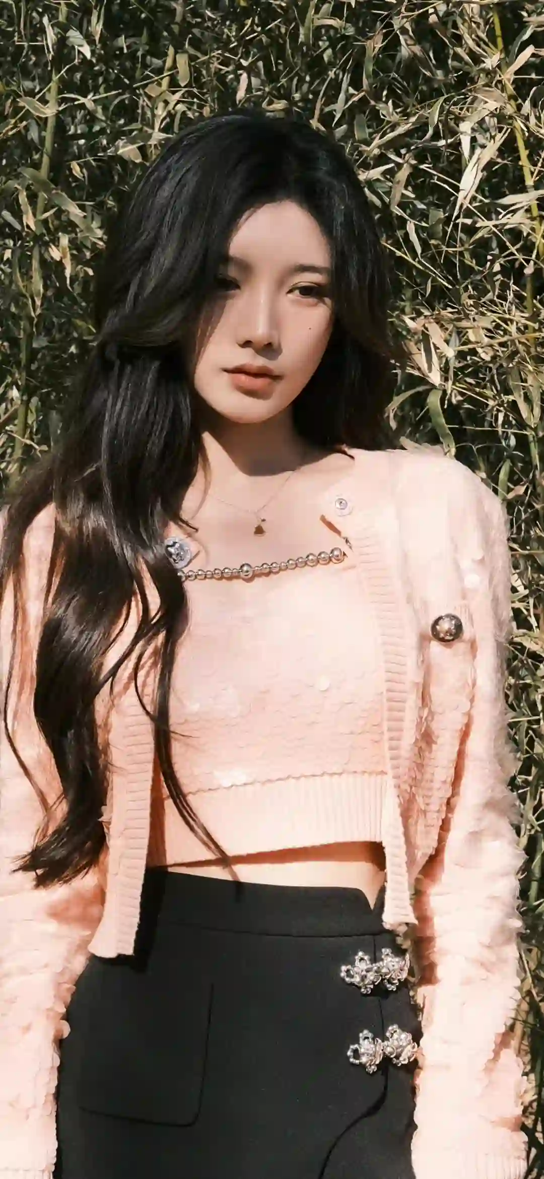 时尚长发美女 户外 粉红色毛线衣服